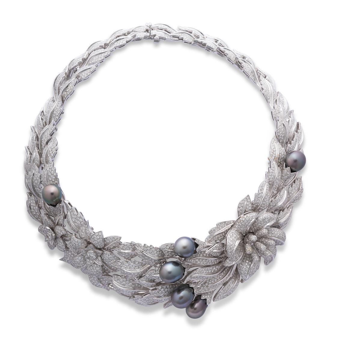 Francese, Collana di perle coltivate colorate e diamanti. Questa collana ha perle coltivate nere (10,50-11,50 mm), diamanti a taglio circolare per un peso di circa 35 carati.  diamanti di qualità pregiata (colore G/H e purezza VS) 
Oro bianco 18