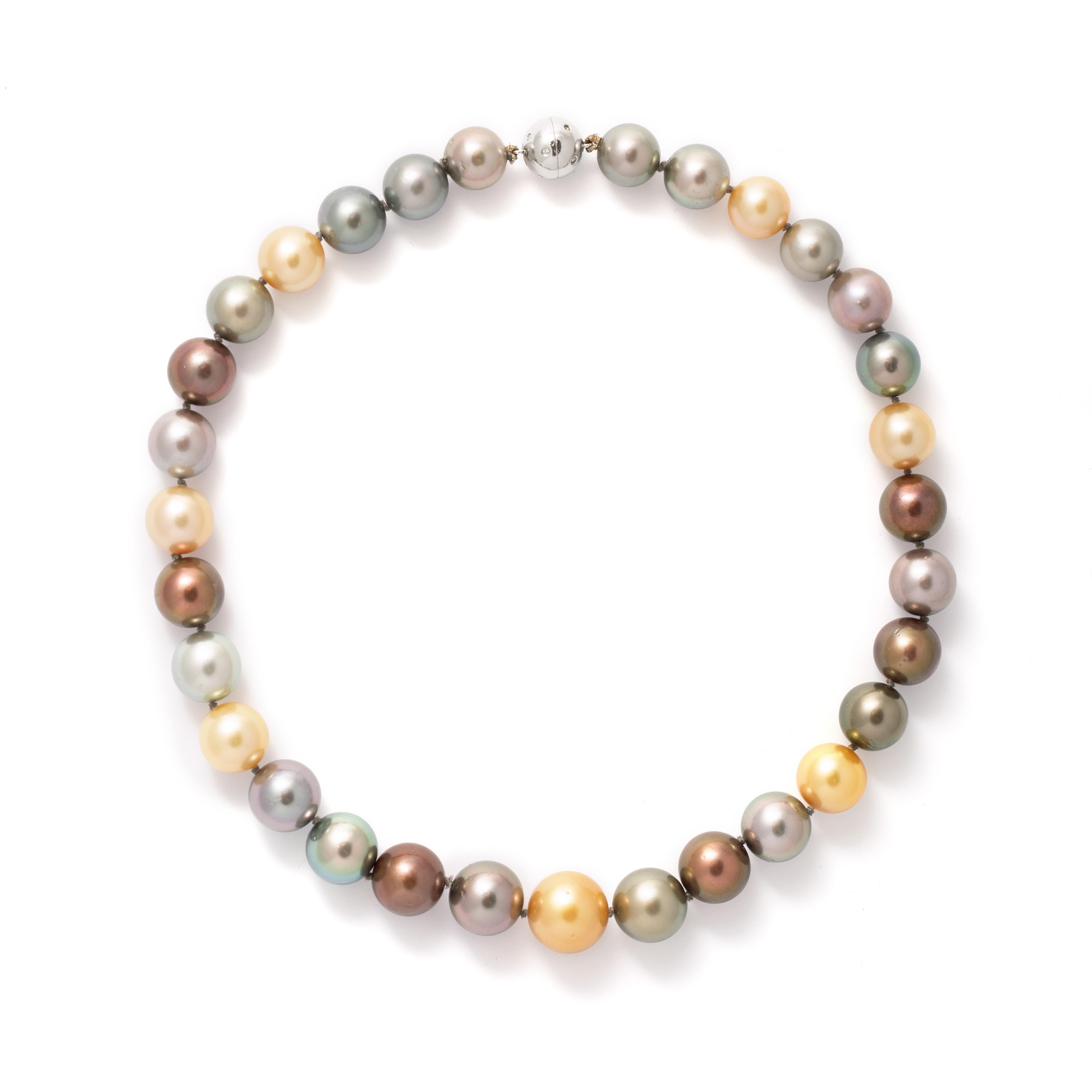 Collier de perles de culture de couleur en or blanc et fermoir en diamant.

Longueur totale : 18,11 pouces (46,00 centimètres).
Poids total : 103,83 grammes.

