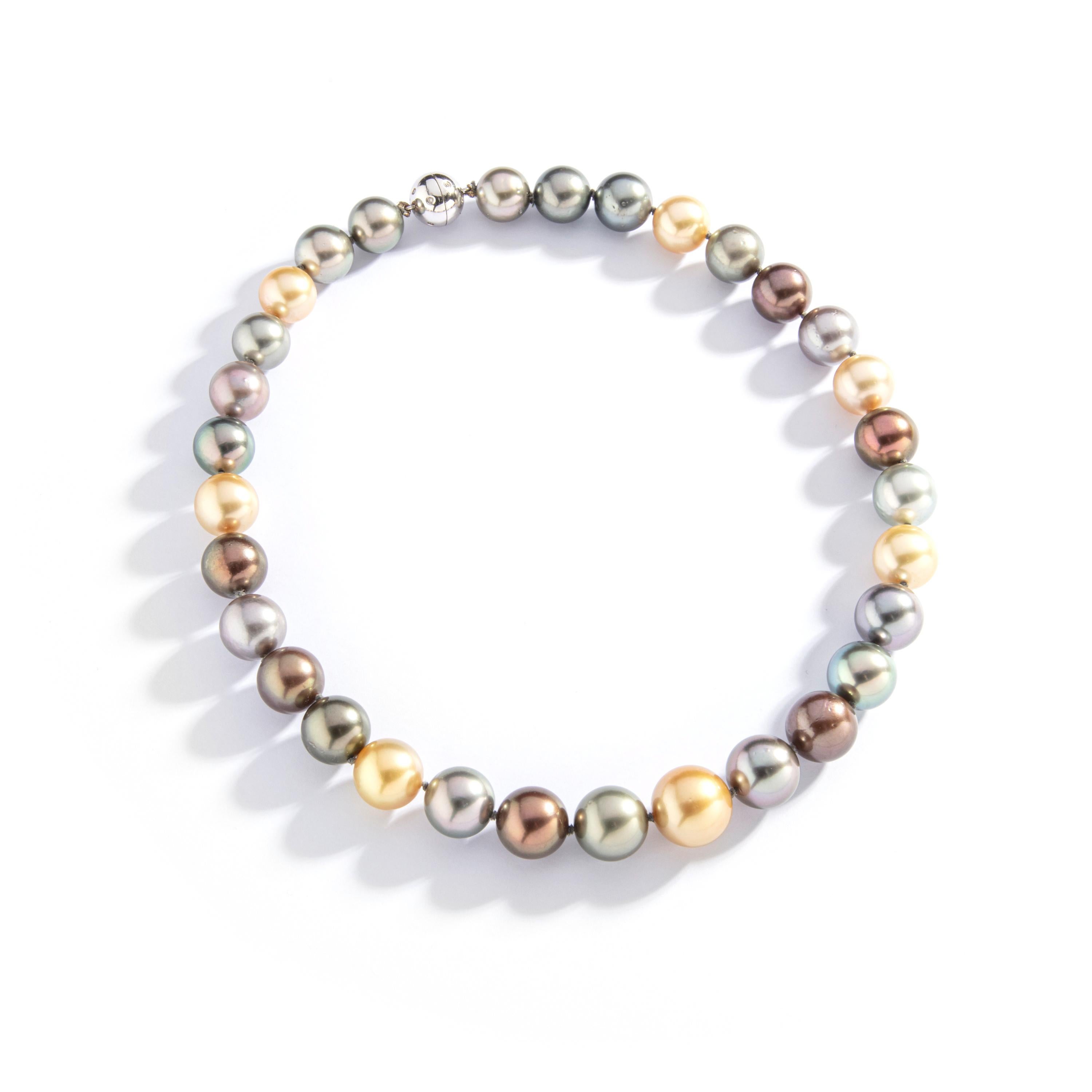 Collier de perles de culture de couleur en or blanc avec fermoir en diamant Excellent état - En vente à Geneva, CH