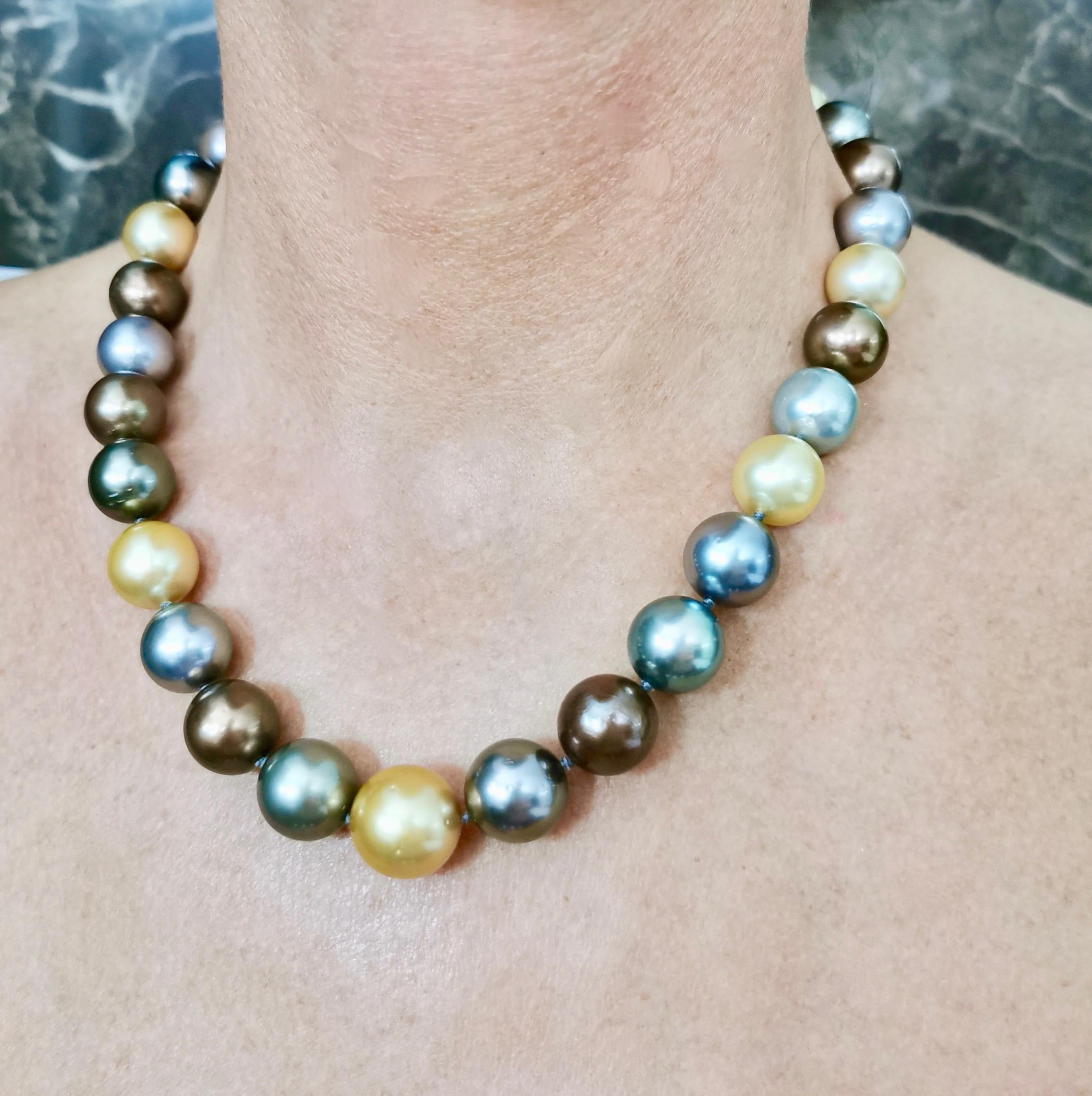 Collier de perles de culture de couleur en or blanc avec fermoir en diamant Unisexe en vente