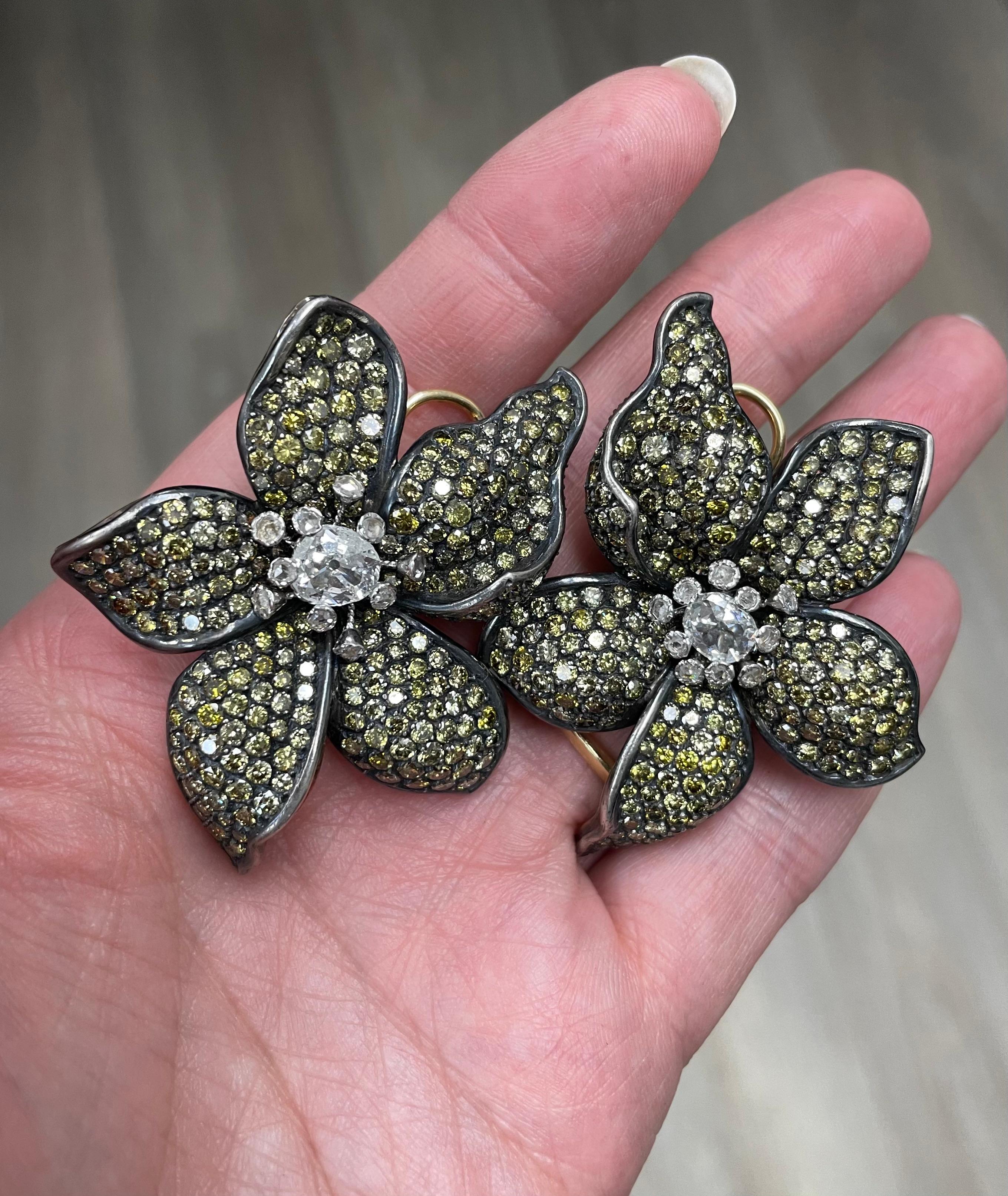 Colored Diamond and Diamond Flower Earrings In Good Condition For Sale In Chicago, IL