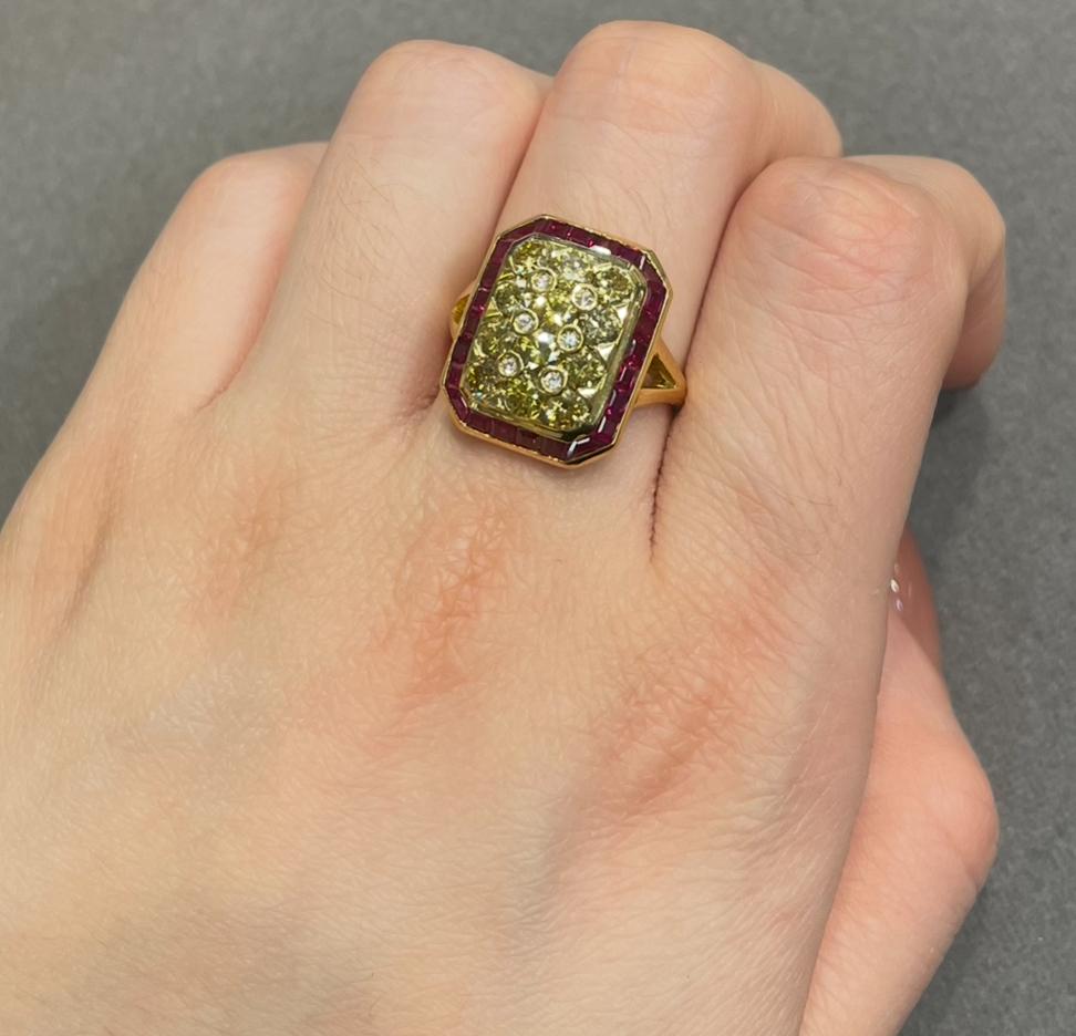 Ring mit farbigem Diamant und Rubin

Ein achteckiger Ring mit Rubinen an den Rändern, mit grünen und gelben Diamanten
Ungefähres Rubingewicht: 1.60 Karat
Ungefähres Diamantgewicht: 1,63 Karat
Ring Größe: 7.5
Kostenfreie Größenänderung 
Metall Typ: