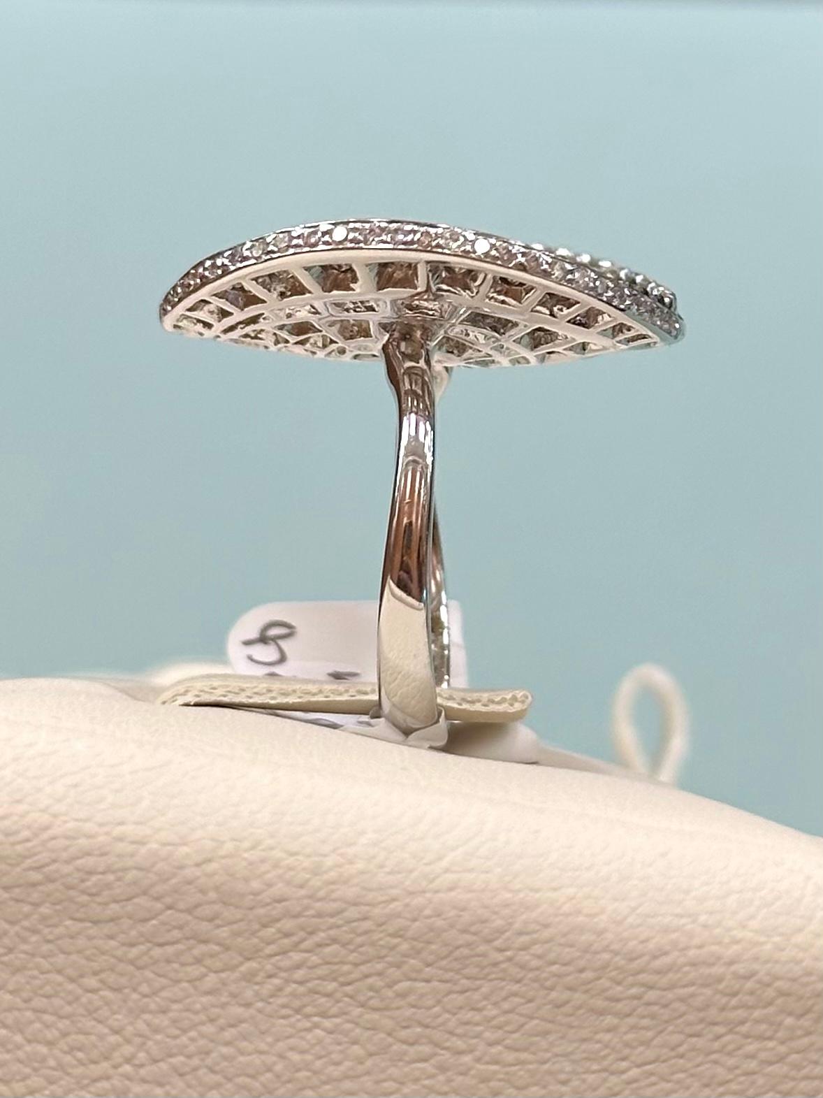 Colored Diamond and White Diamond Spiral Ring set in 18k White Gold In New Condition For Sale In New York, NY