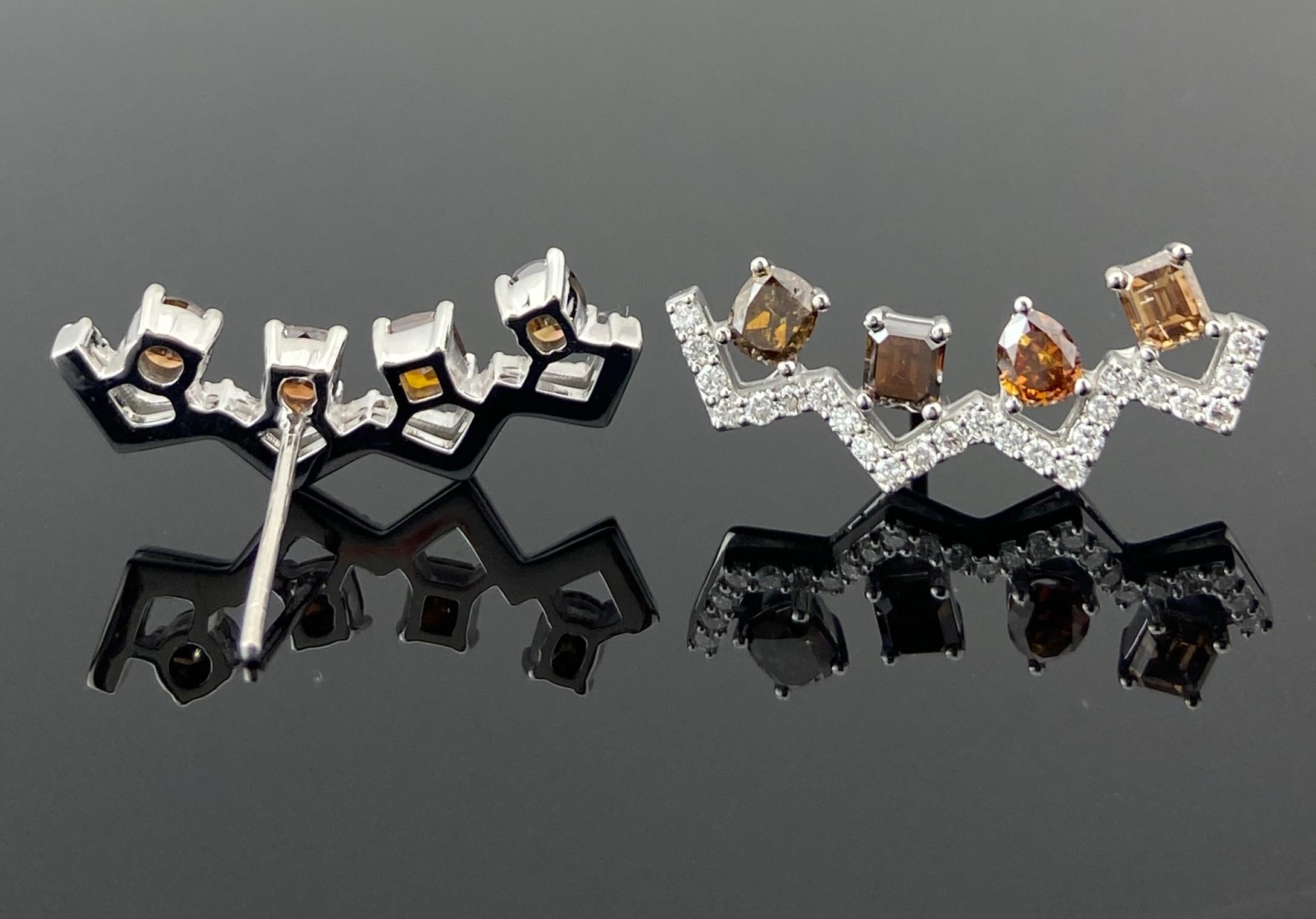 TOUS NOS PRIX INCLUENT LES TAXES ET DROITS DE DOUANE PRÉPAYÉS.

Ces boucles d'oreilles contemporaines et intemporelles, réalisées en or blanc 18 carats, pèsent 5,83 grammes. Dotées d'une silhouette dynamique en zigzag, ces boucles d'oreilles sont