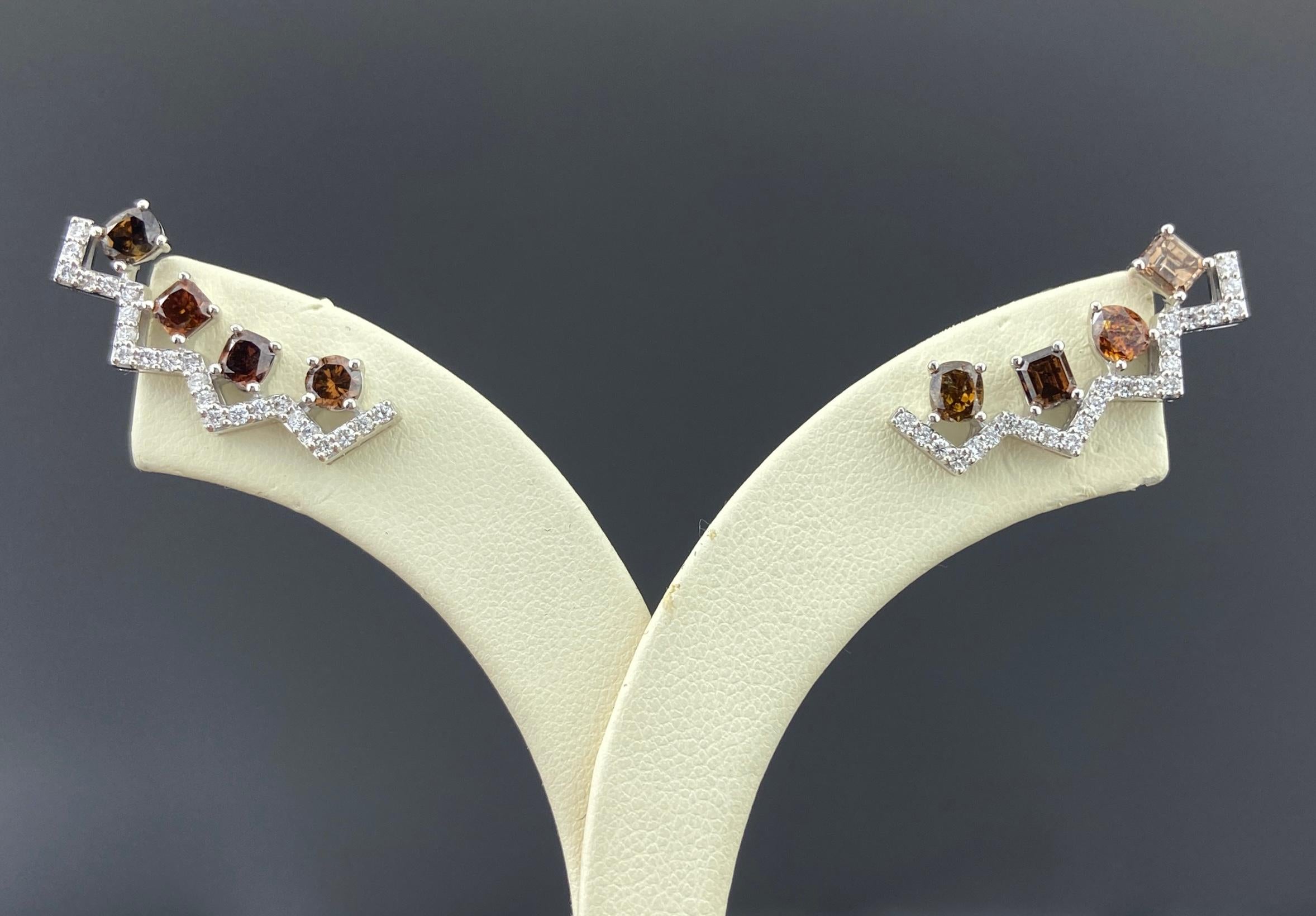 Boucles d'oreilles en or blanc 18 K pour diamants de couleur en zigzag Neuf - En vente à Bangkok, Thailand