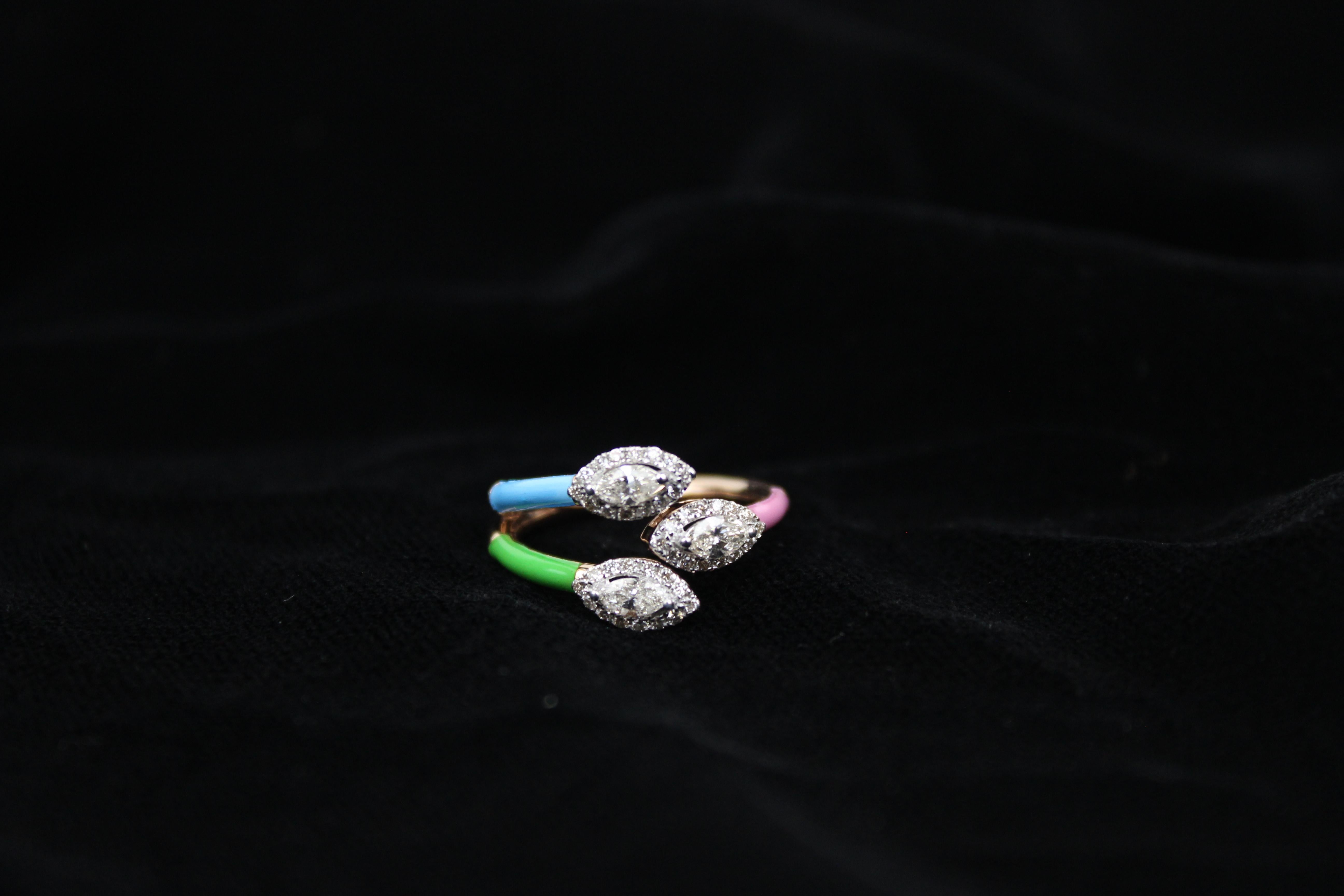 En vente :  Bague émaillée de couleur avec diamants marquises en or massif 18 carats 8