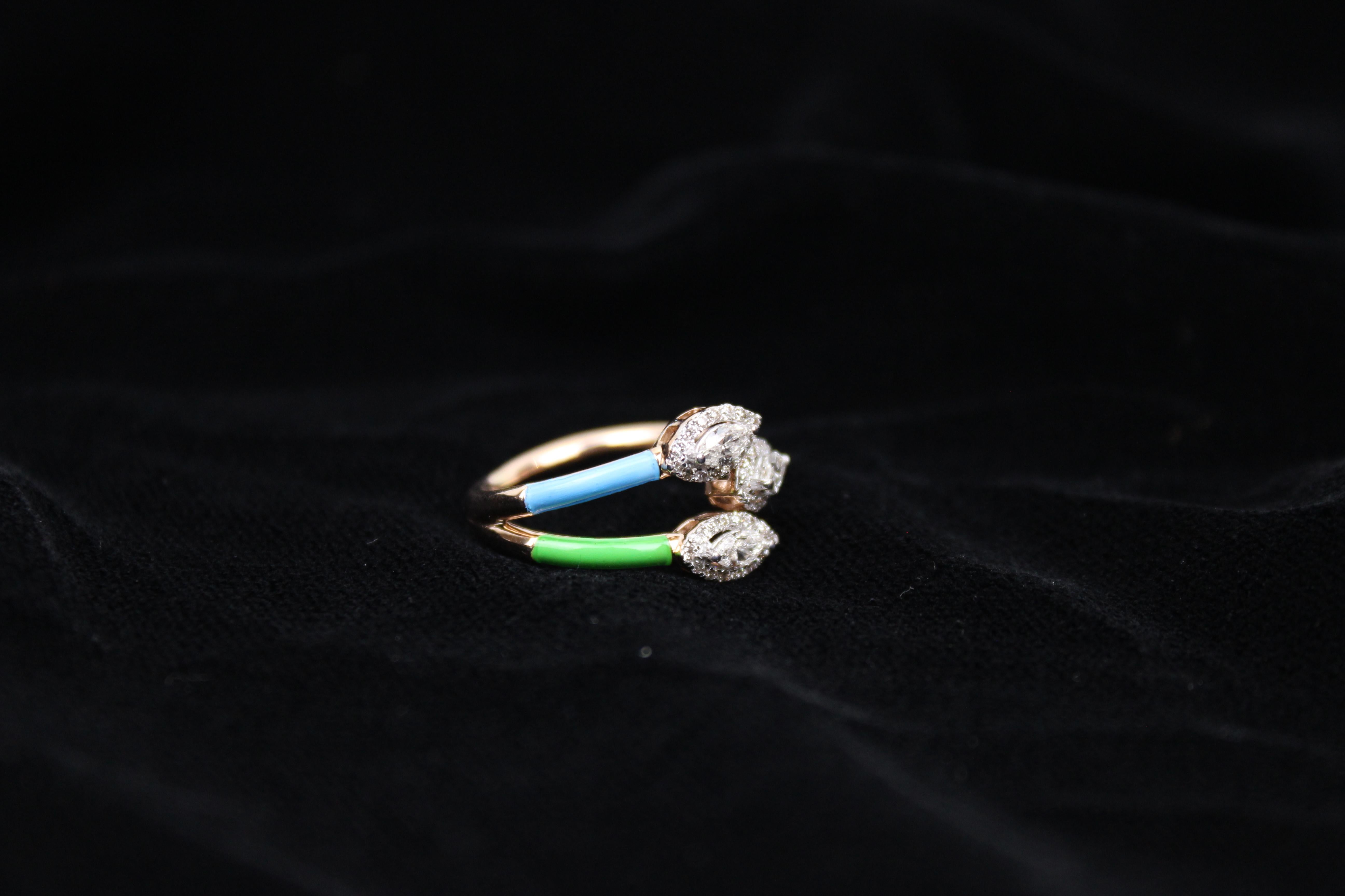 En vente :  Bague émaillée de couleur avec diamants marquises en or massif 18 carats 9