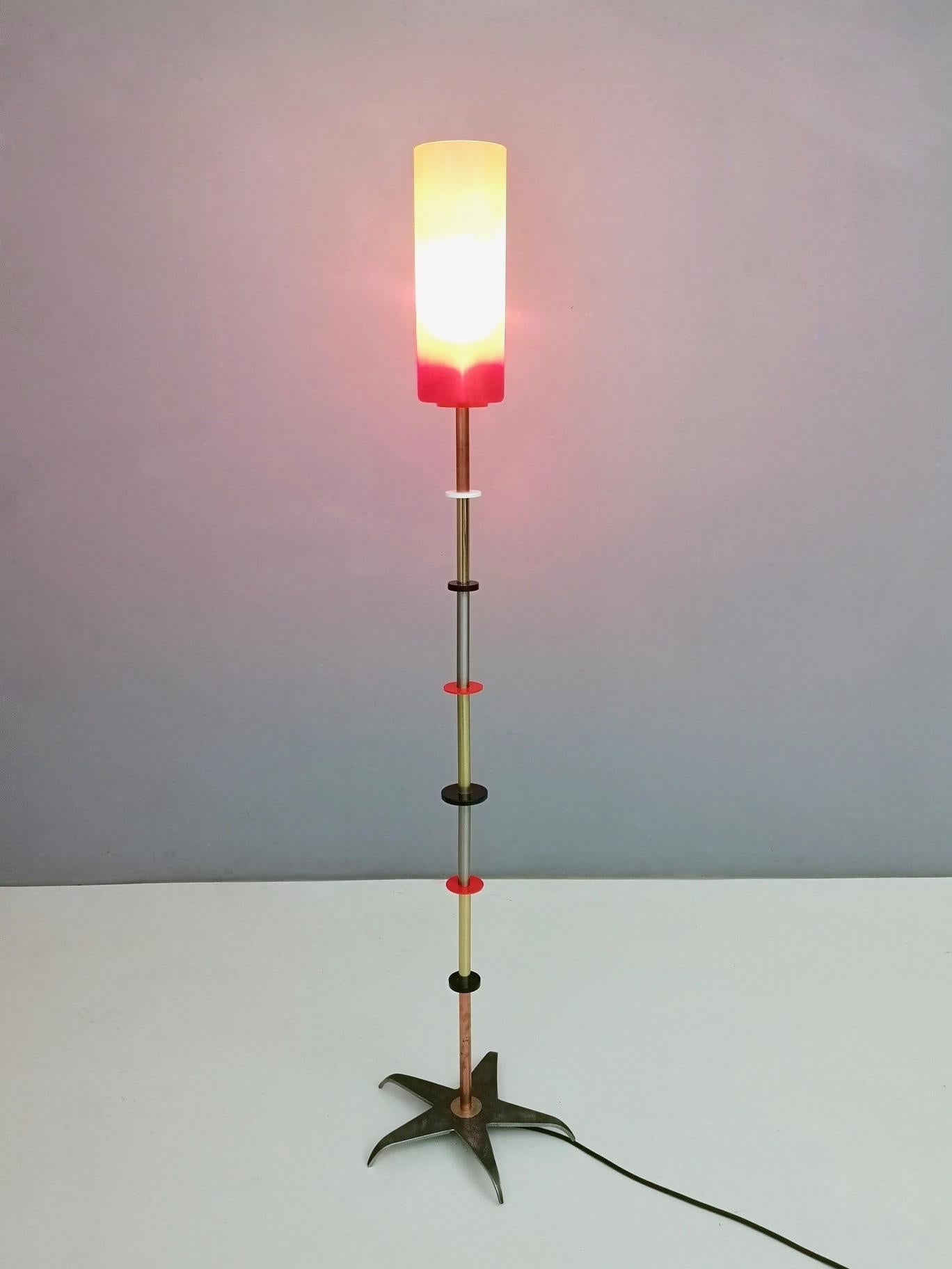 Diese Stehlampe ist aus Messing, Kupfer, Plexiglas und verchromtem Metall gefertigt und verfügt über einen Lampenschirm aus rotem und gelbem Glas mit satinierter Oberfläche.
Er ist in einem neuwertigen Zustand und bereit, jedem Raum ein besonderes