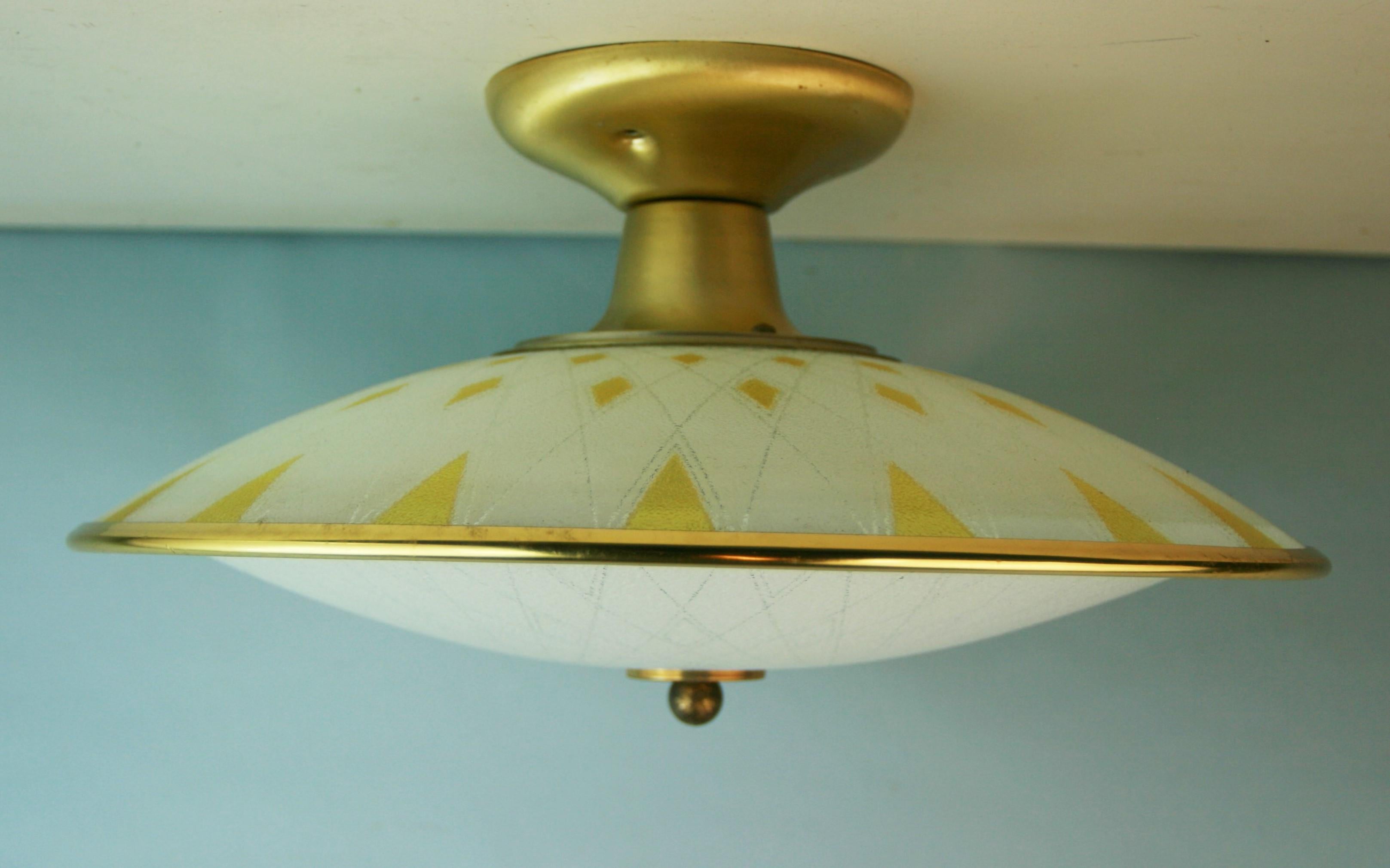Geometric art glass flush mount 1950'e
Takes 3 40 watt max Edison bulbs
Rewired.