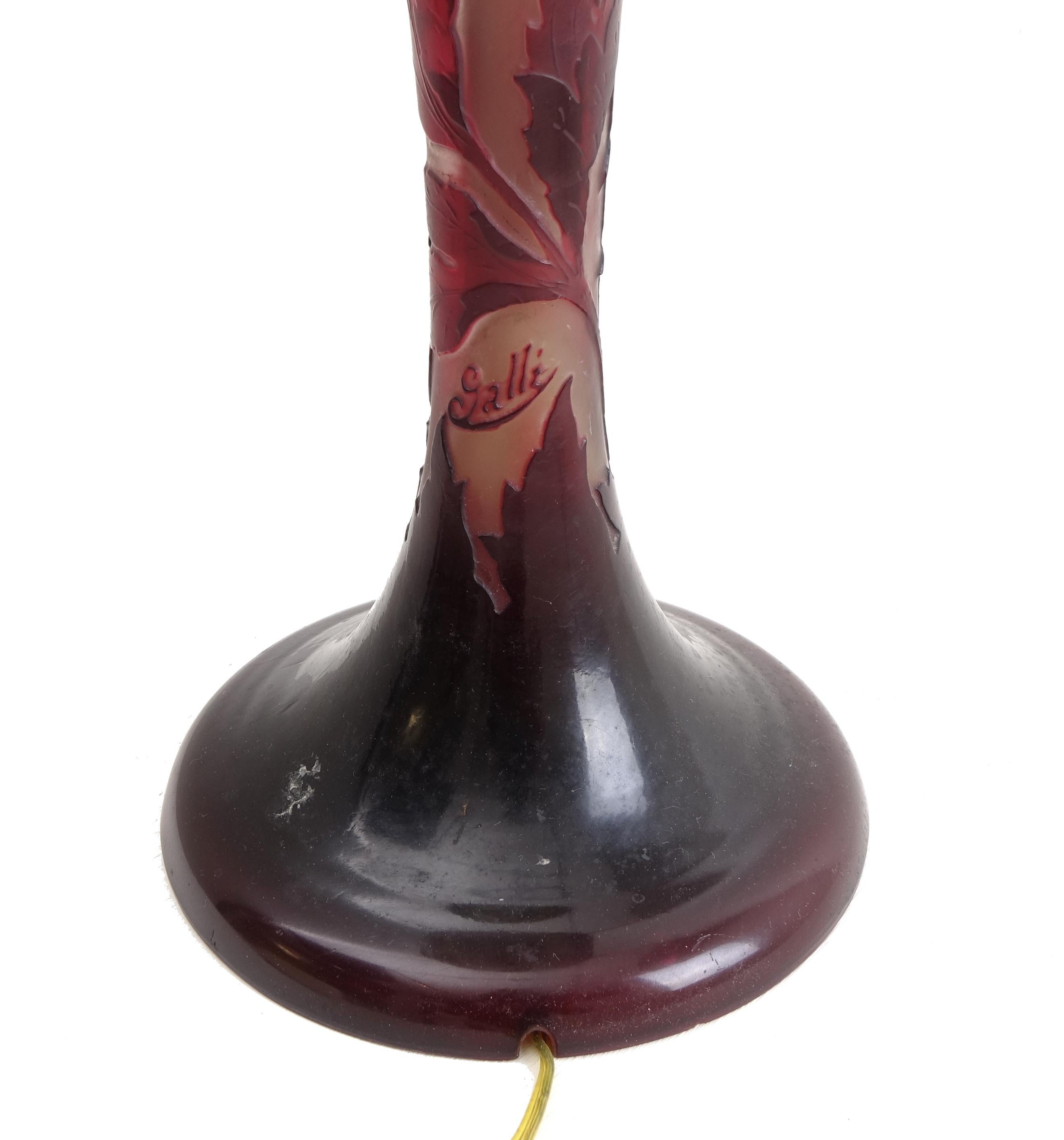 Lampe en verre coloré signée Emilé Gallé Liberty Art Nouveau - original du début des années 1900
Lampe en verre coloré signée Emile Gallè Liberty Art Nouveau, originale du début des années 1900.
Même les deux supports de lampe sont encore