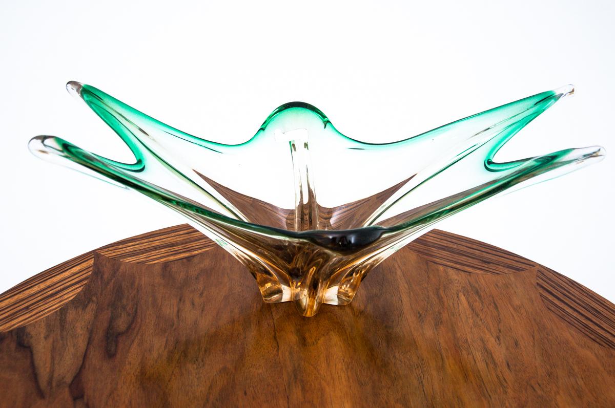 Fruit or candy plate made of heavy, brown-green colored glass.

Very good condition.

Measures: height 17.5 cm / width 42 cm / depth 21 cm.