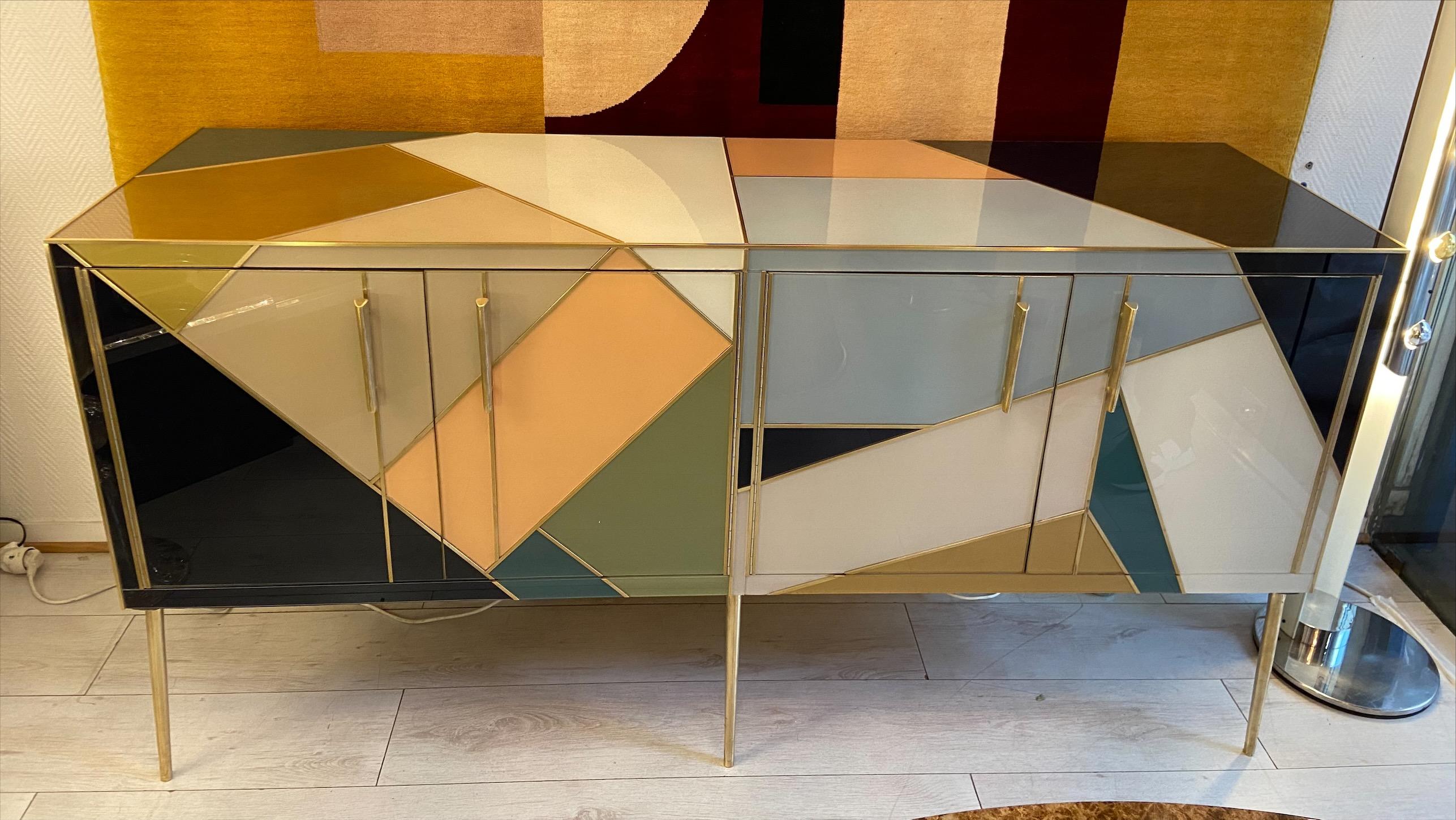 Colored glass sideboard - Northern Italy - Circa 1970
Tinted glass and brass
Warm chromatic colors and
Measures: W 169 x D 49 x H 87cm
Perfect vintage condition.