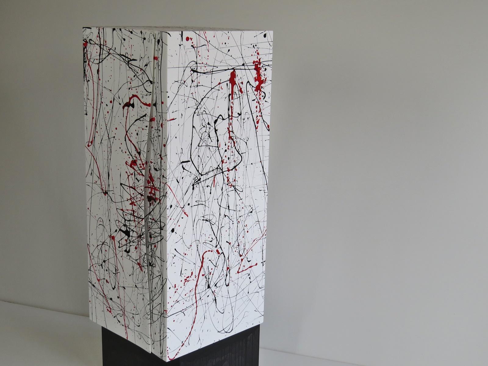 Handgefertigte Würfelmöbel
skulpturale Möbel praktisch und Blickfang zugleich!
Kunstwerk als Hommage an Jackson Pollock
Der weiße Kubus mit integrierten Türen steht versetzt auf einem schwarzen Sockel.
Darin befinden sich 2 Regale.
Verziertes