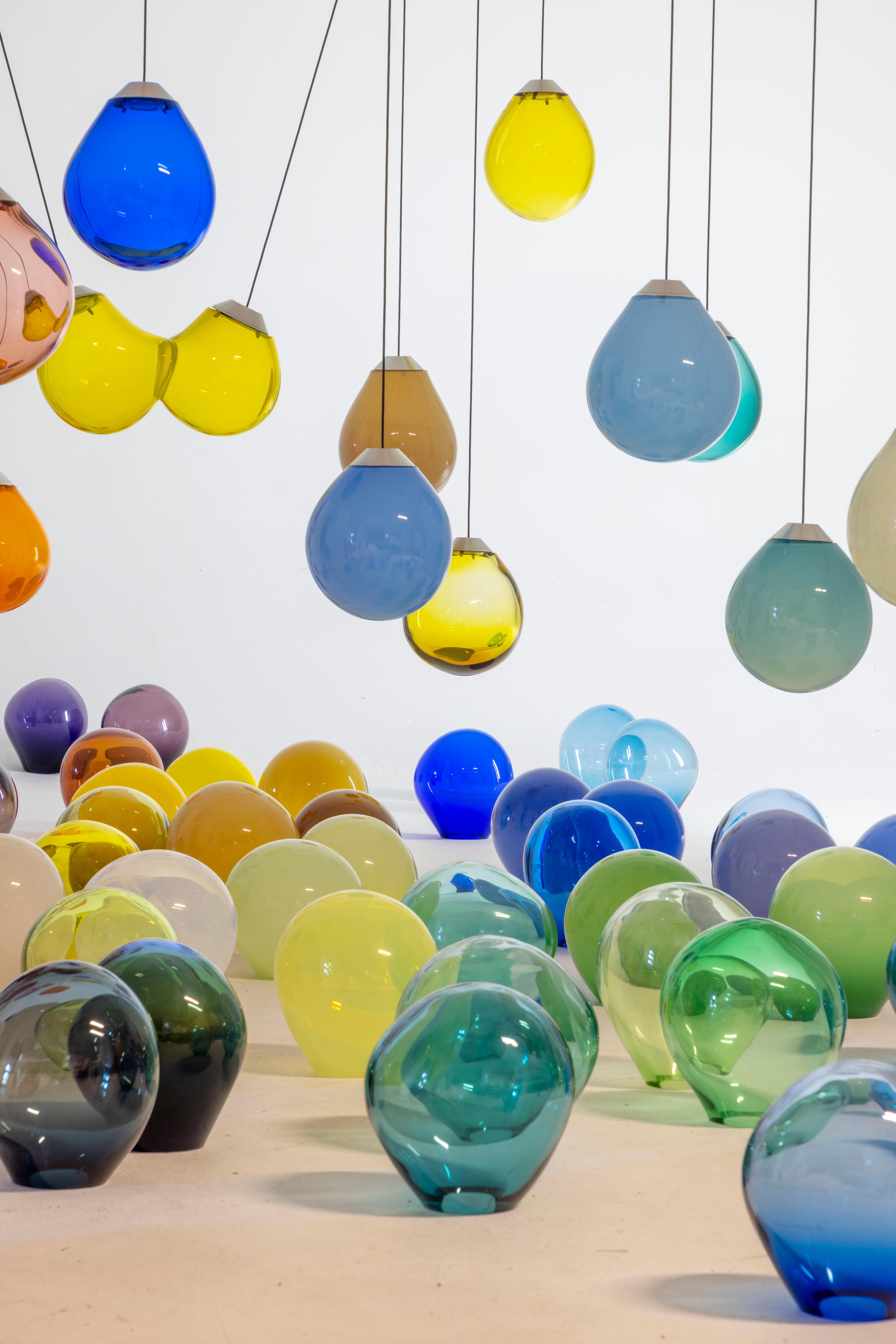 Lampes à suspension en verre soufflé simple moment de couleur par Alex de Witte en vente 1
