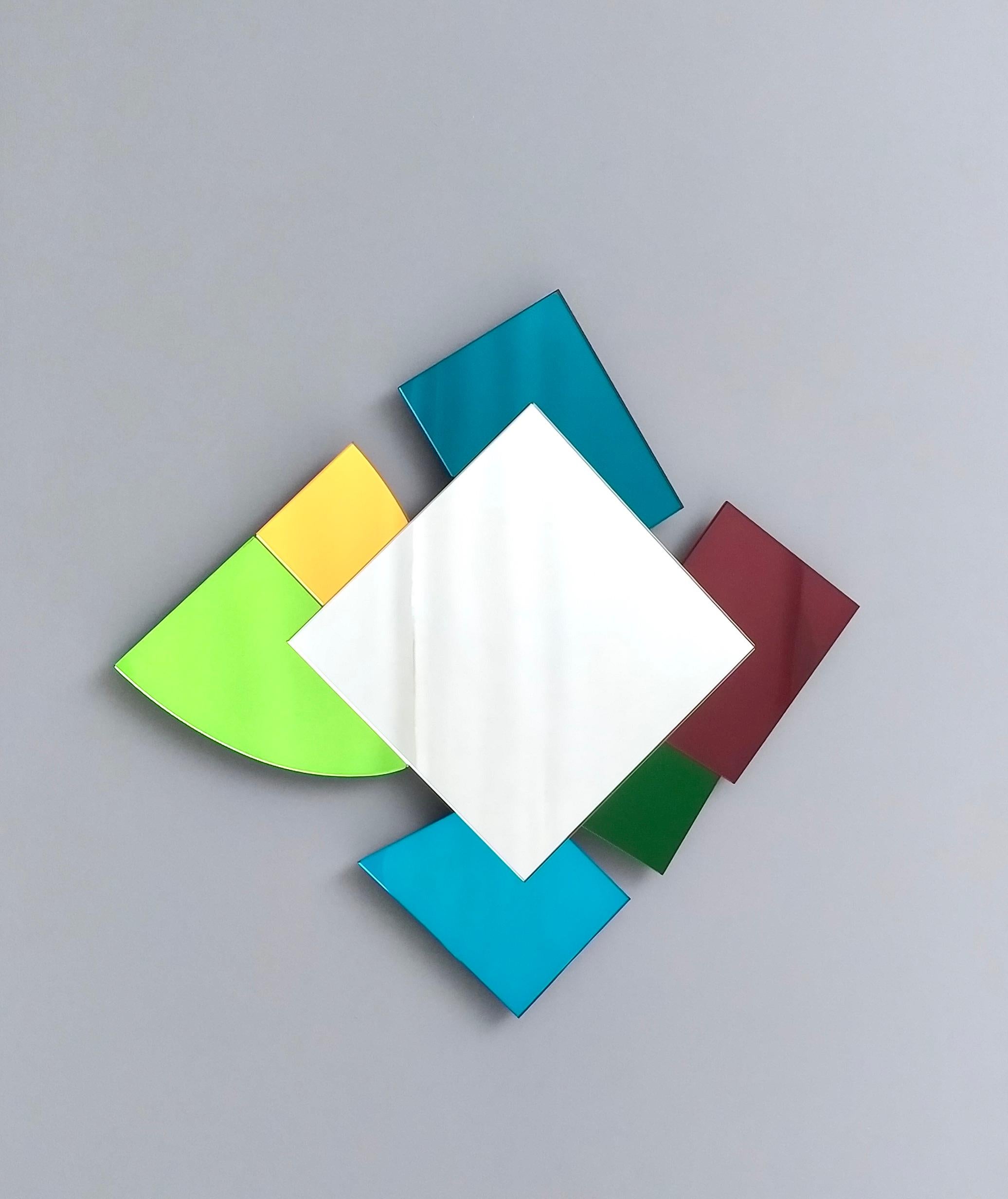 Farbiger Spiegel mit unregelmäßiger Form im Stil von Ettore Sottsas, Italien, 2010er Jahre (Metall) im Angebot