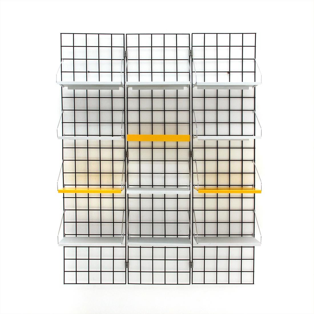Library also used as a separè produced by Robots on a project by Piero Polato in the '70s.
Black metal mesh structure.
Yellow and white colored metal shelves positioned at will.
Excellent general conditions, stock funds never used.

Dimensions: