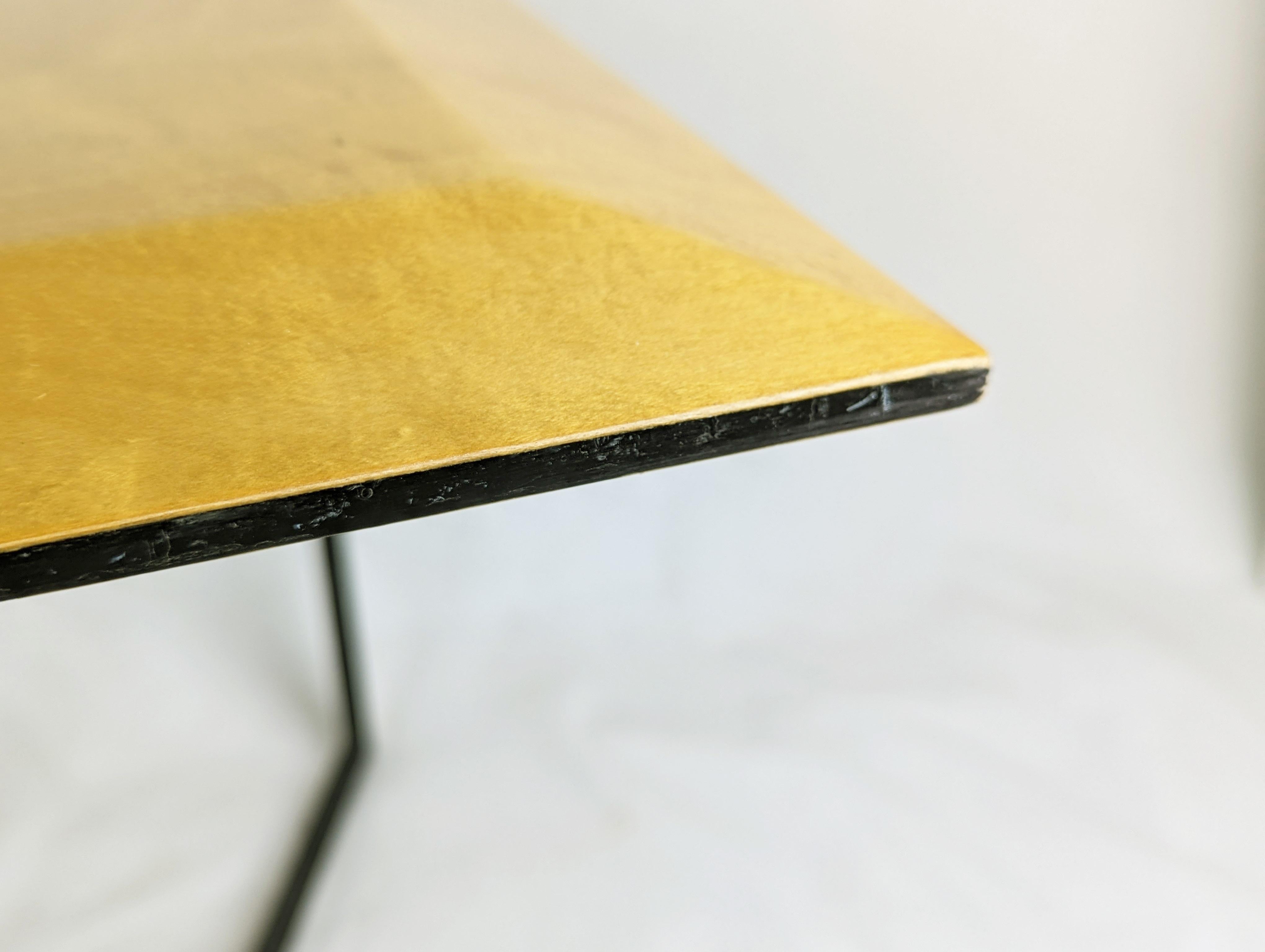 Table en bois coloré avec incrustations géométriques et base en métal de G.Offredi Saporiti en vente 2