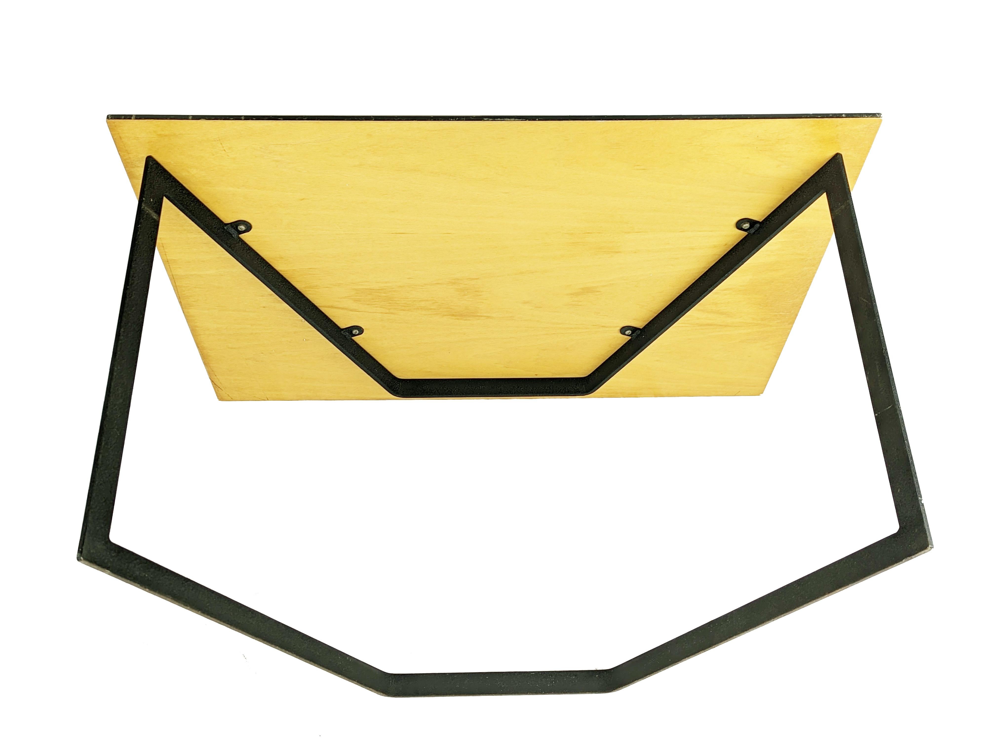 Table en bois coloré avec incrustations géométriques et base en métal de G.Offredi Saporiti en vente 5