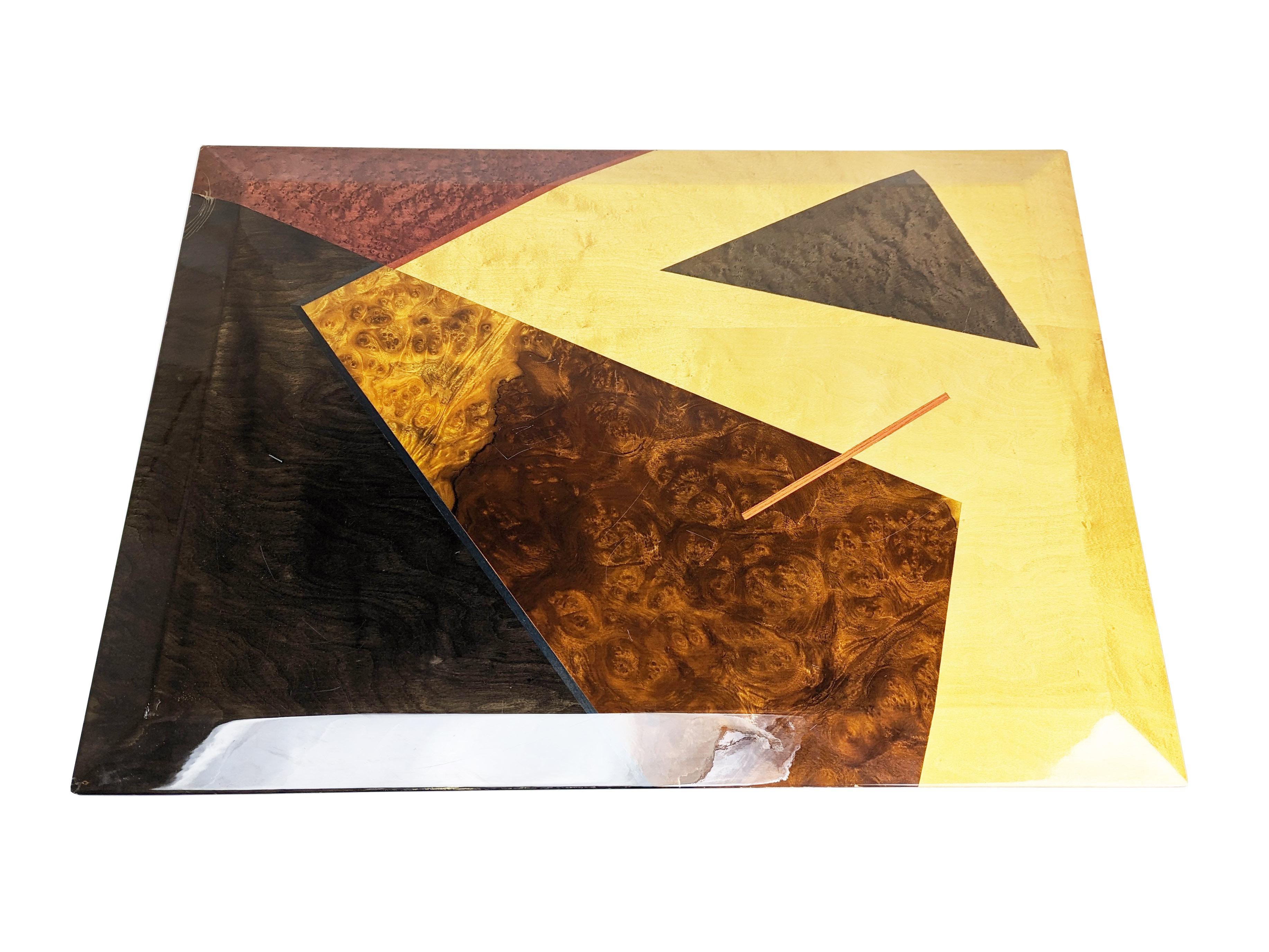 Postmoderne Table en bois coloré avec incrustations géométriques et base en métal de G.Offredi Saporiti en vente