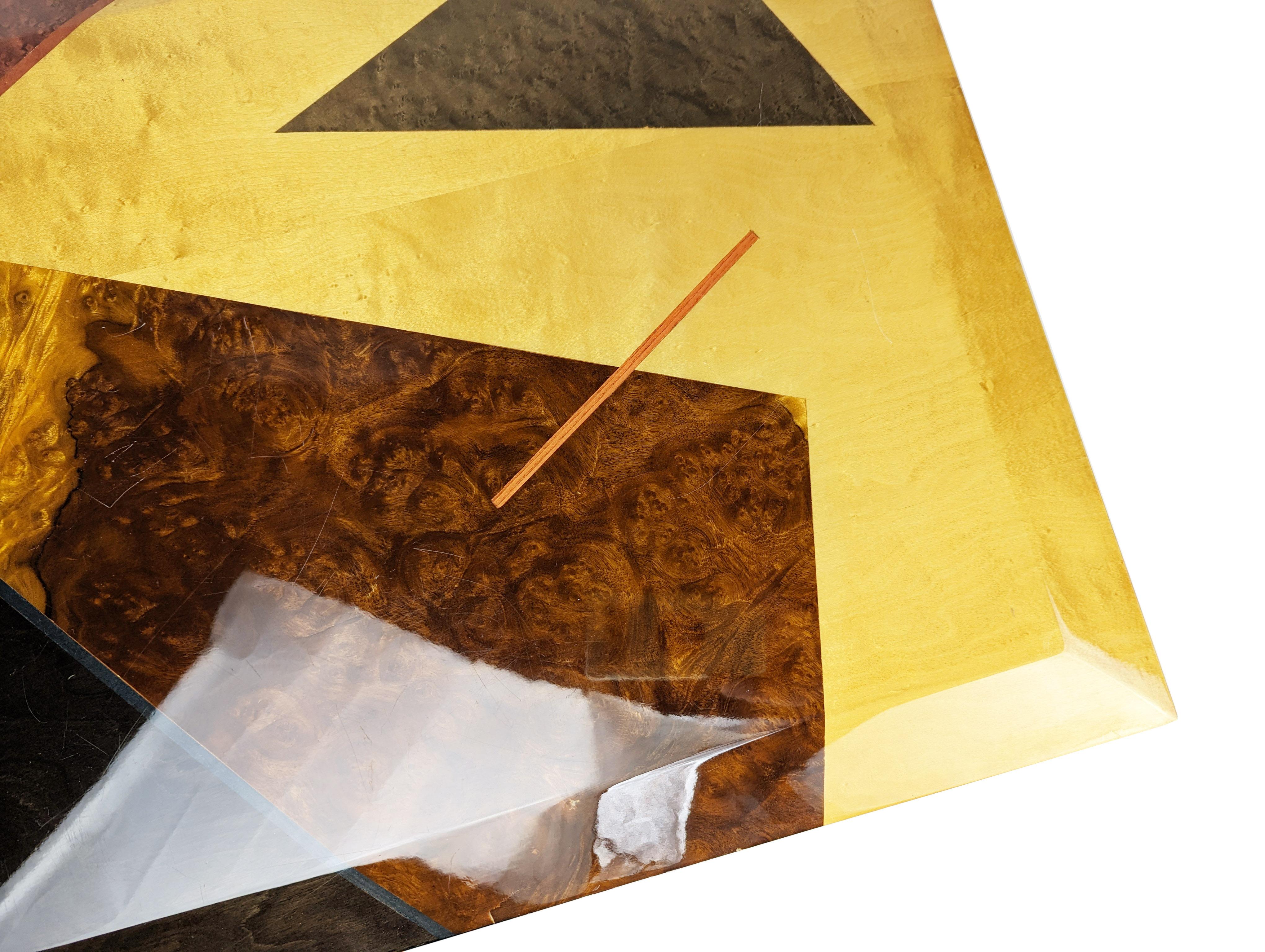 Incrusté Table en bois coloré avec incrustations géométriques et base en métal de G.Offredi Saporiti en vente
