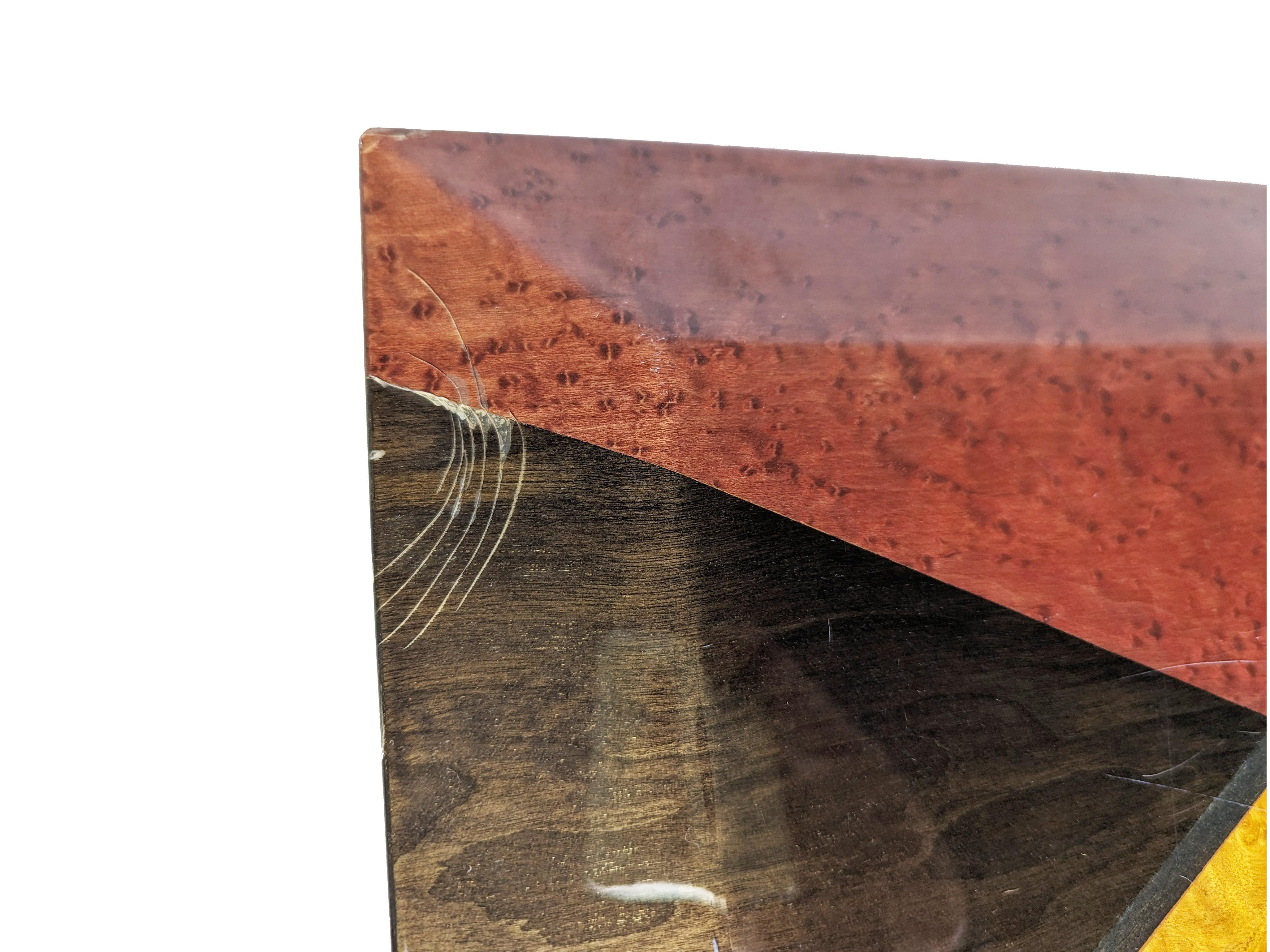 Fin du 20e siècle Table en bois coloré avec incrustations géométriques et base en métal de G.Offredi Saporiti en vente