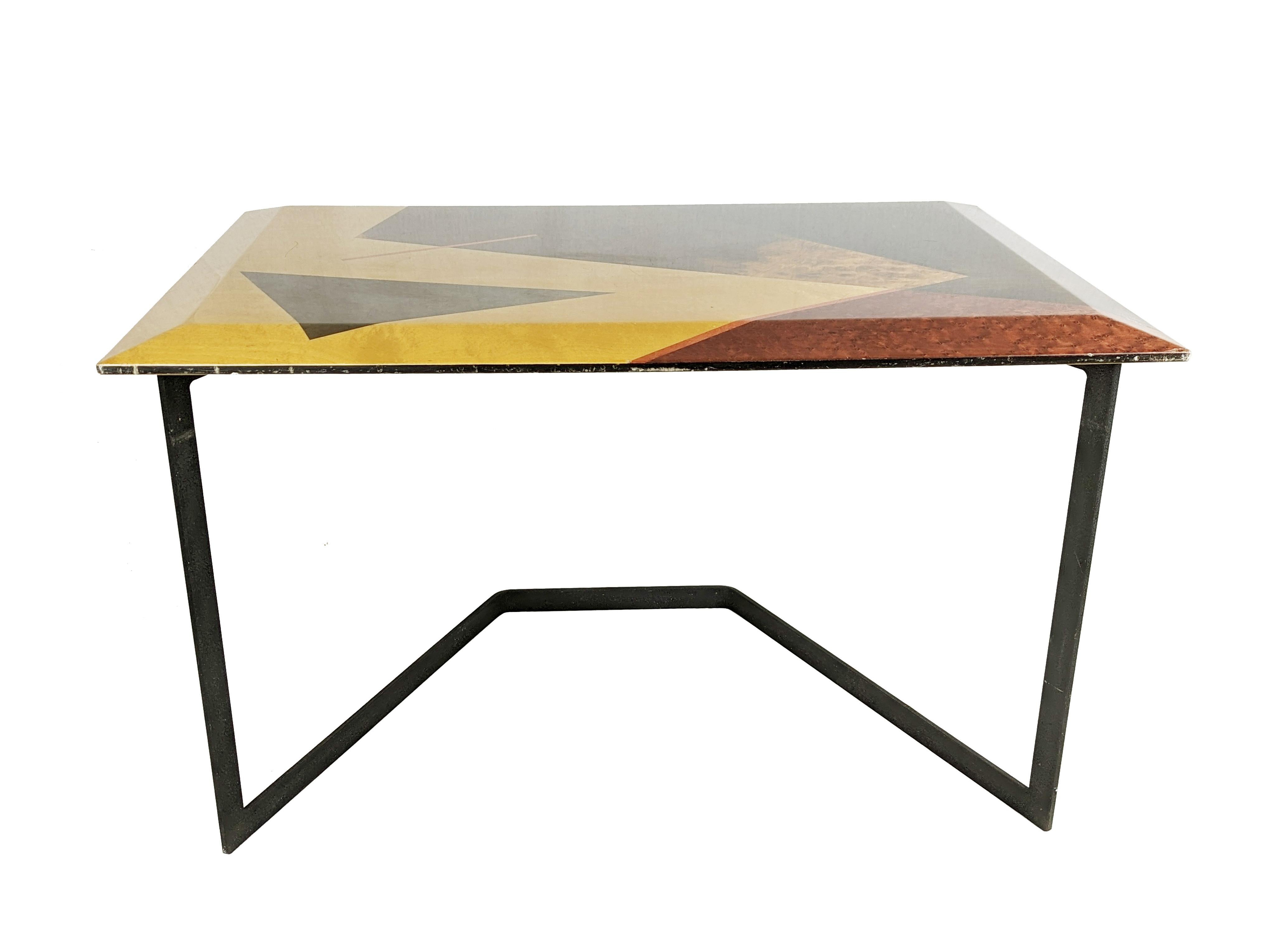Métal Table en bois coloré avec incrustations géométriques et base en métal de G.Offredi Saporiti en vente