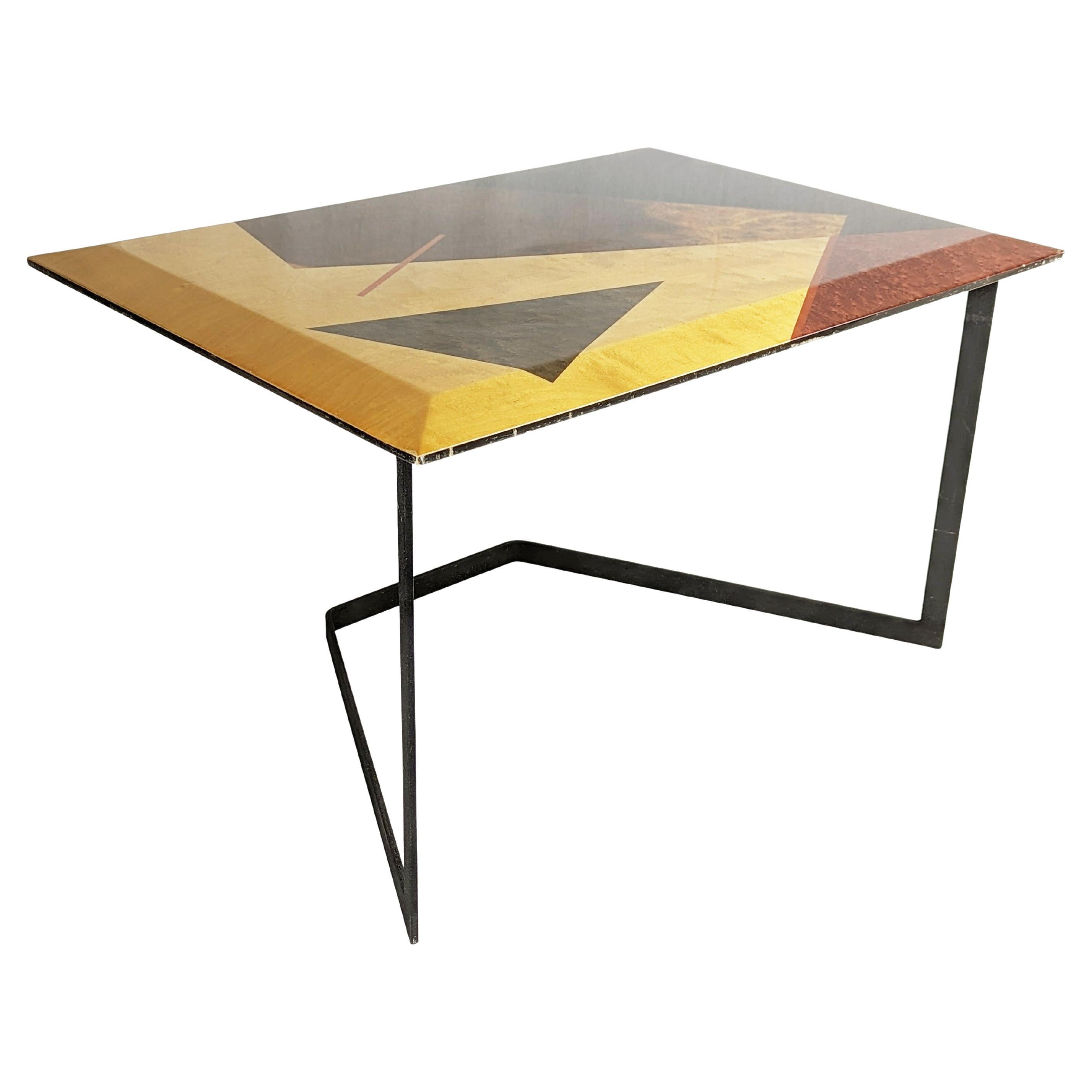 Table en bois coloré avec incrustations géométriques et base en métal de G.Offredi Saporiti