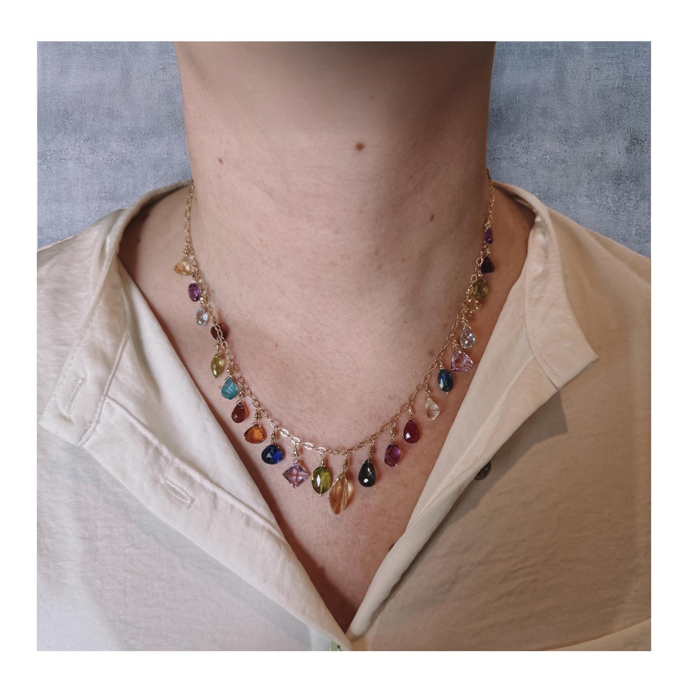 Bunte Briolette-Halskette aus 14 Karat Gelbgold mit mehreren Edelsteinen und mehreren Edelsteinen Damen im Angebot