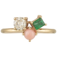 Colorful 18 Karat Gold Ring with a Diamond, a Coral and an Emerald