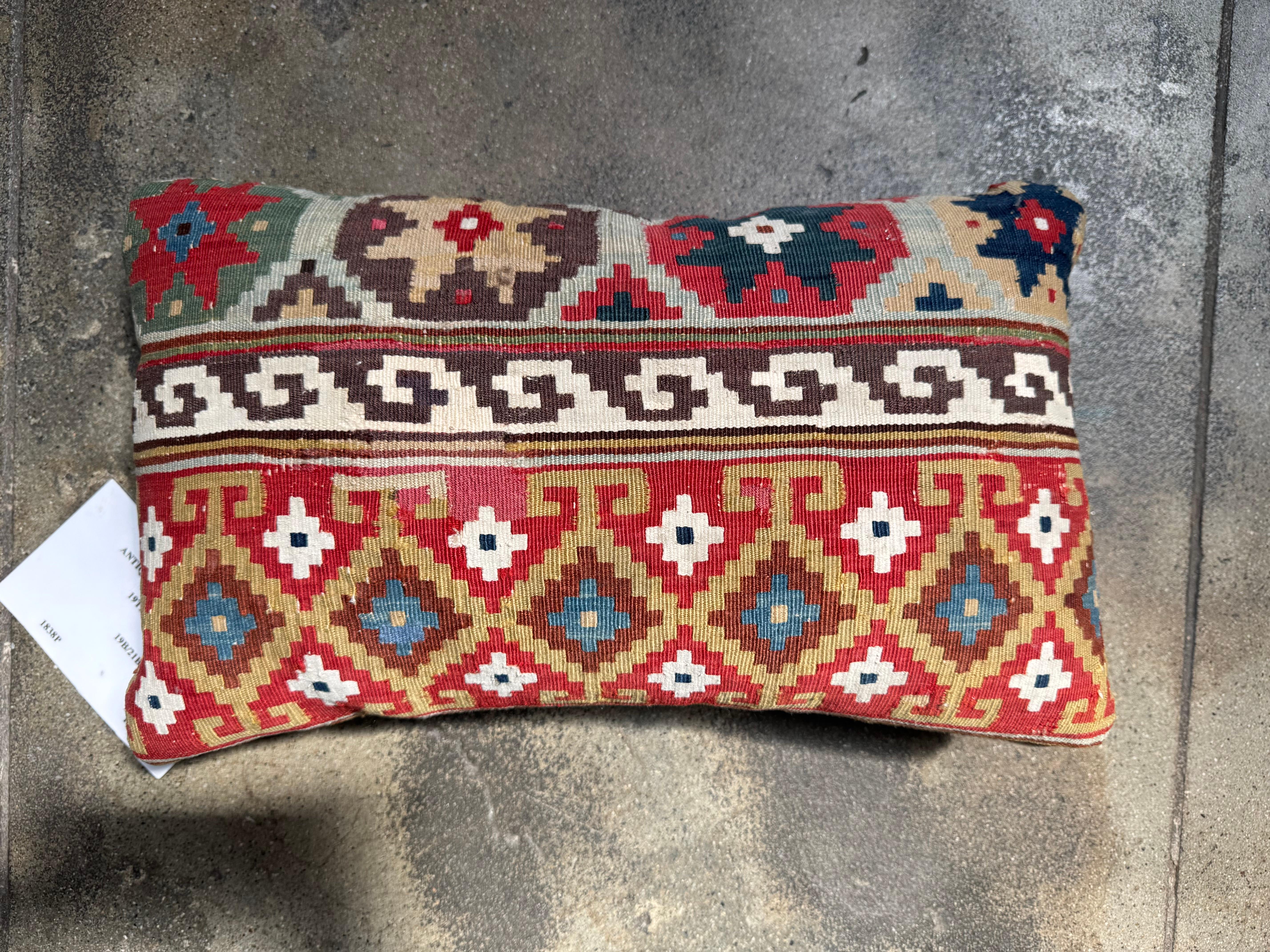 Tissé à la main Oreiller Kilim caucasien coloré du 19e siècle - 15 x 9 en vente