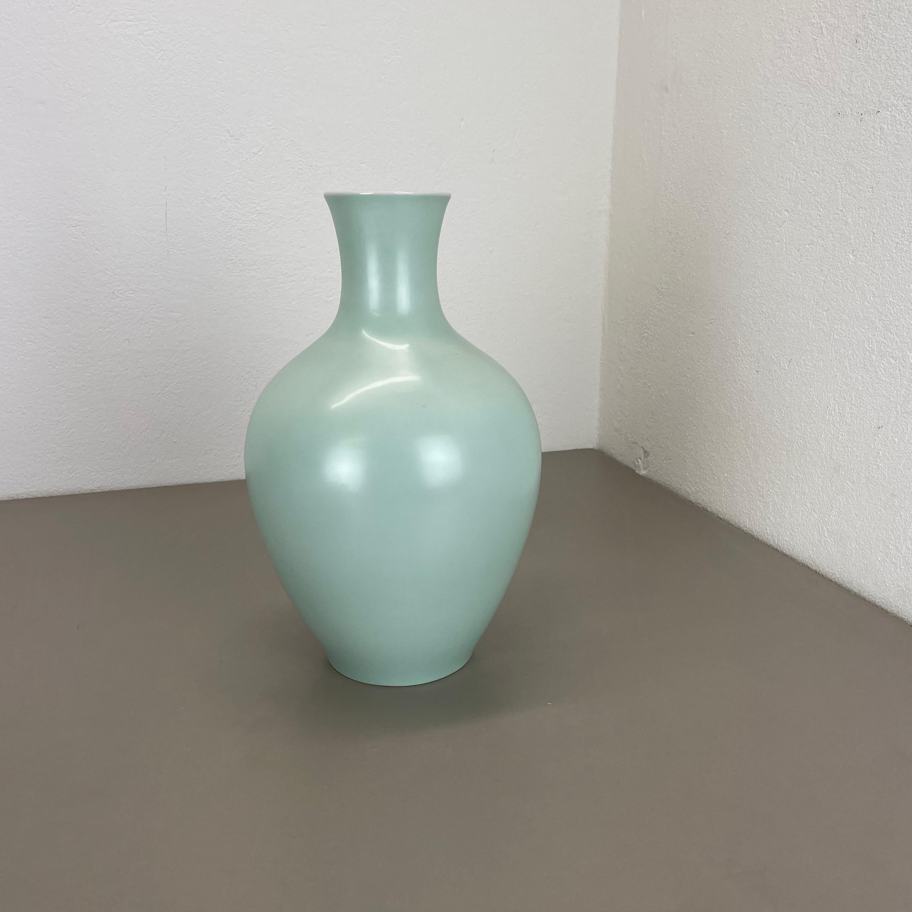Article:

porcelain vase, xxl version


Producer:

Porzellan Fabrik ARZBERG, Germany


Designer:

Hermann Gretsch



Decade:

1930s





This original vintage vase was produced in the 1930s in Germany by Porzellanfabrik ARZBERG. It is made of