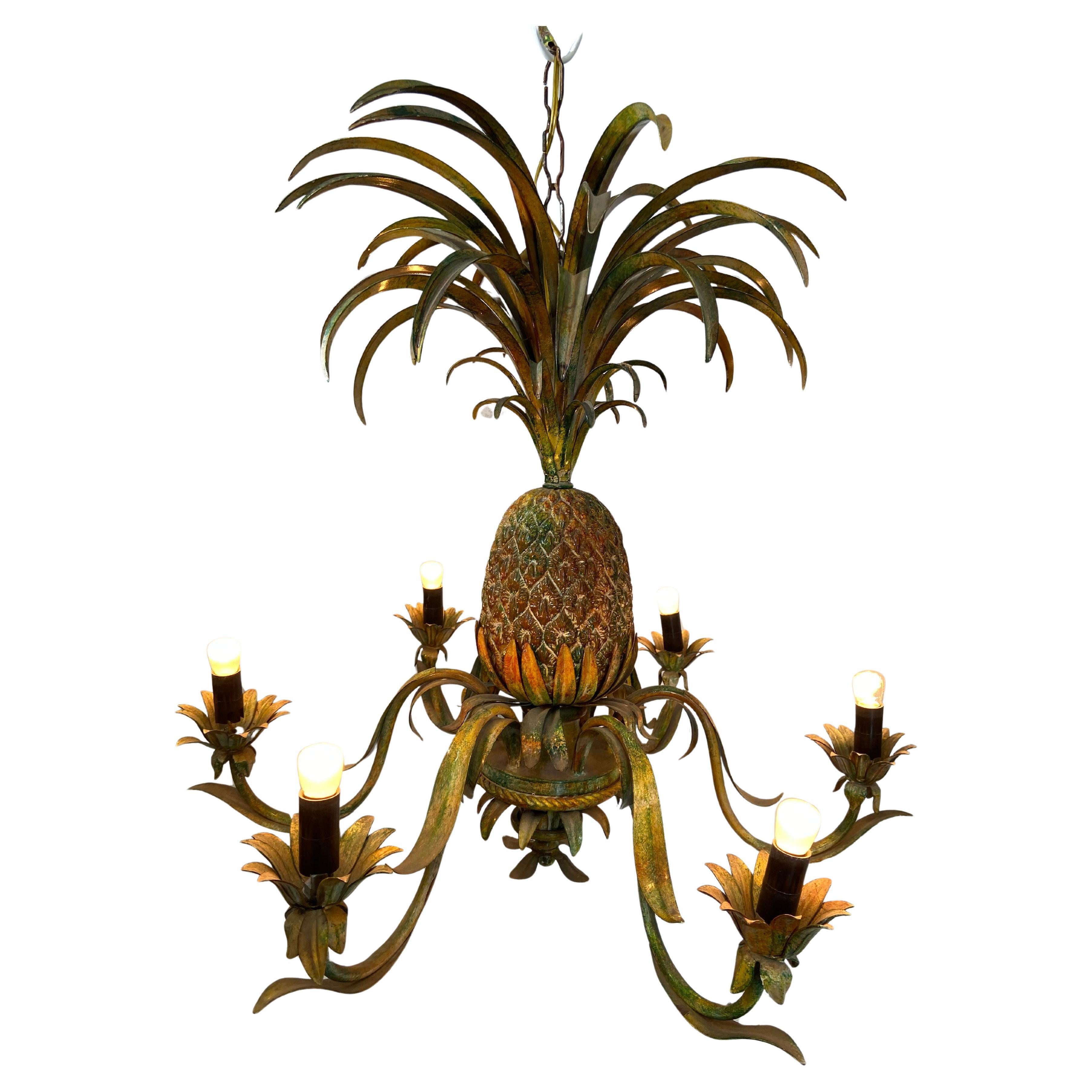 Ce lustre extravagant a un aspect et un toucher plutôt anciens et est laqué dans les tons verts et bruns les plus fascinants - presque comme s'il était fabriqué à partir de vraies feuilles.

Magnifiquement réalisé à la main en laiton autour d'un