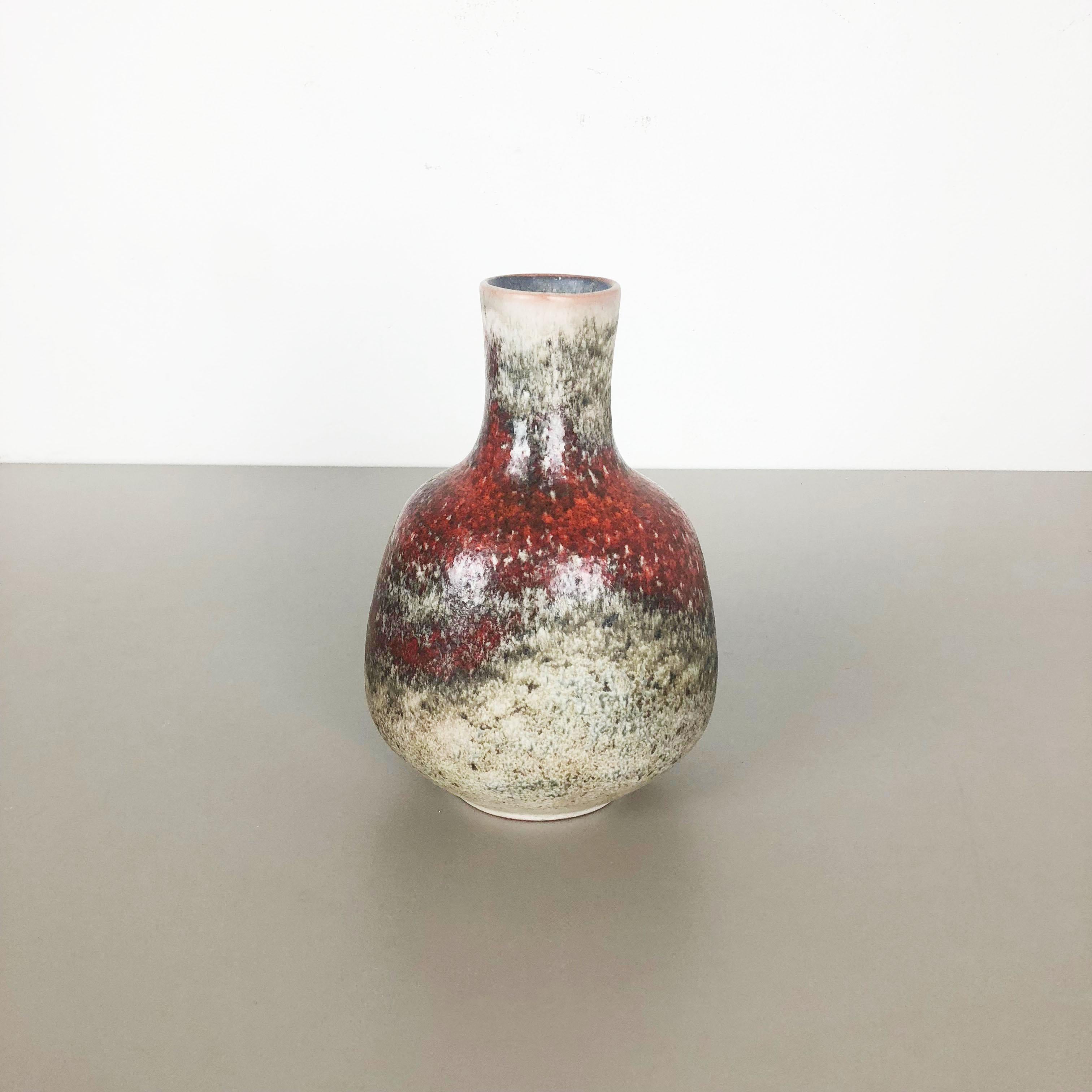 Artikel:

Vase aus Keramik


Produzent:

Karlsruher Majolika, Deutschland


Jahrzehnt:

1950s





Originale Keramikvase aus den 1950er Jahren in Deutschland. Hochwertige deutsche Produktion mit einer schönen abstrakten Färbung.