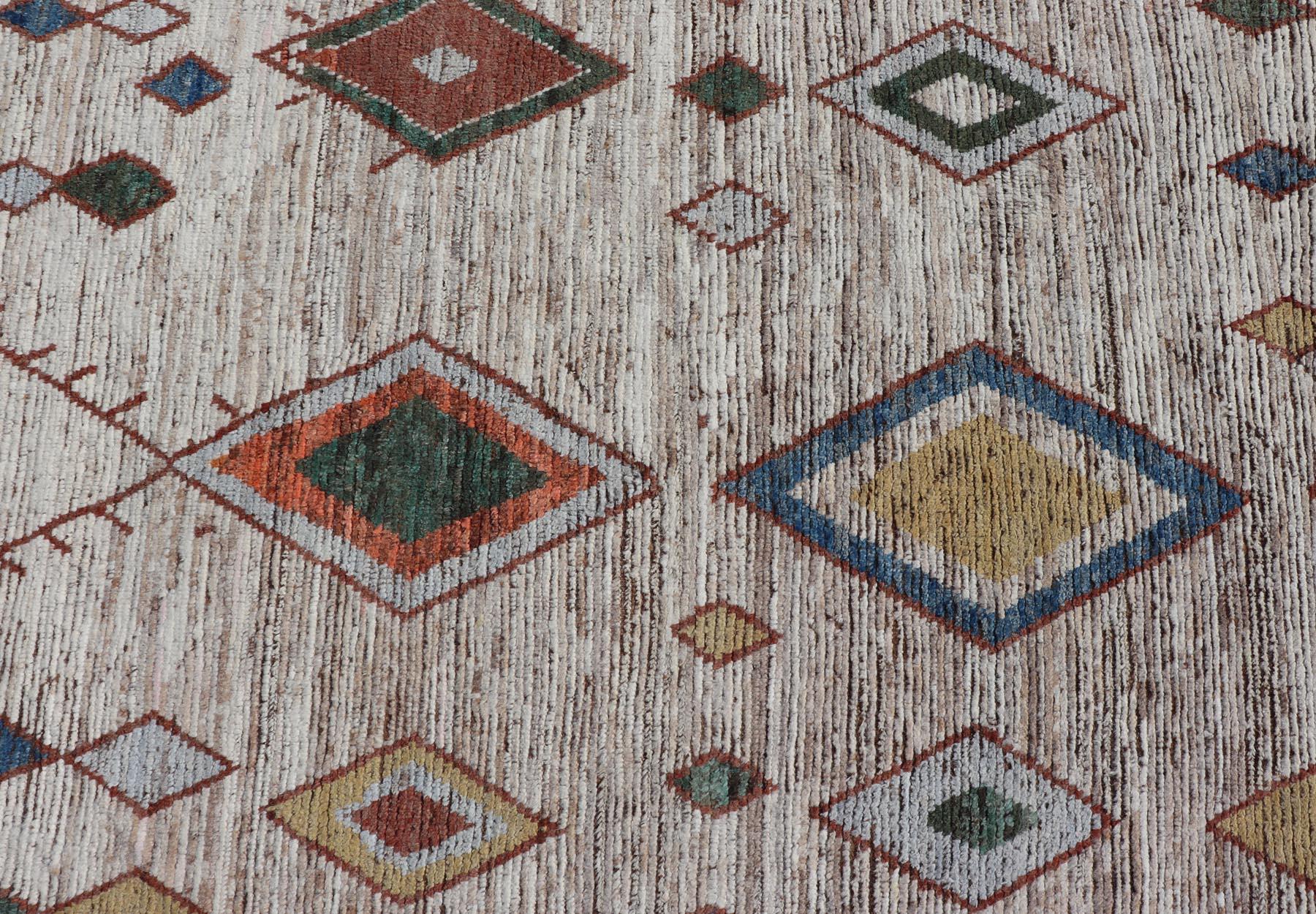 Bunter abstrakter moderner Freizeitteppich in Grün, Orange, Rot und zartem Gelb. Keivan Woven Arts; Teppich SNK-1859 Herkunftsland: Afghanistan Art: Modern Lässig Design: All-Over, Abstrakt. 
Maße: 6'2 x 8'9
Dieser große, moderne, lässige
