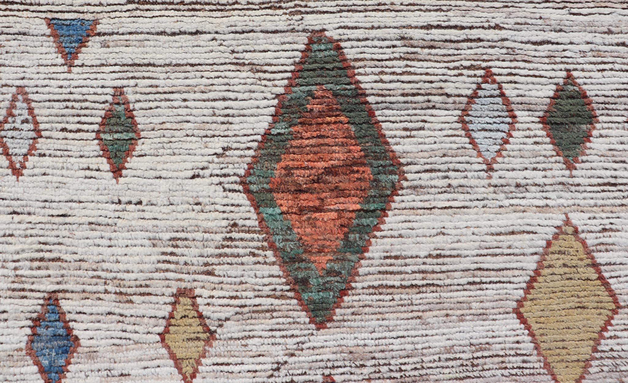 Bunter abstrakter moderner Freizeitteppich in Grün, Orange, Rot und sanftem Gelb (Moderne) im Angebot