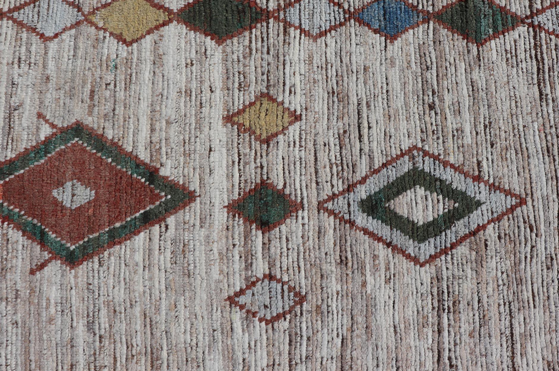 Bunter abstrakter moderner Freizeitteppich in Grün, Orange, Rot und sanftem Gelb (Afghanisch) im Angebot