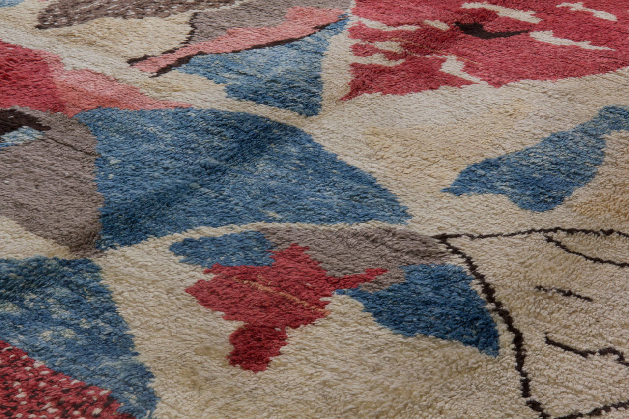 Ein handgefertigter marokkanischer Teppich mit einem dichten und gemütlichen Flor aus naturgefärbter, handgesponnener Schafwolle. Das Design ist von alten marokkanischen Teppichen inspiriert. 
Größe: 8 x 9,5.
Der Teppich ist so erhältlich, wie er
