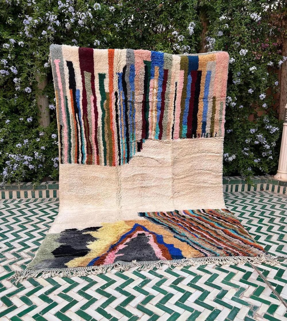 Dieser moderne, flippige, handgewebte marokkanische Teppich wurde von erfahrenen Kunsthandwerkern im Atlasgebirge aus hochwertiger M'Rirt-Wolle handgefertigt. Ein abstraktes, farbenfrohes Liniendesign bringt den einzigartigen, raffinierten