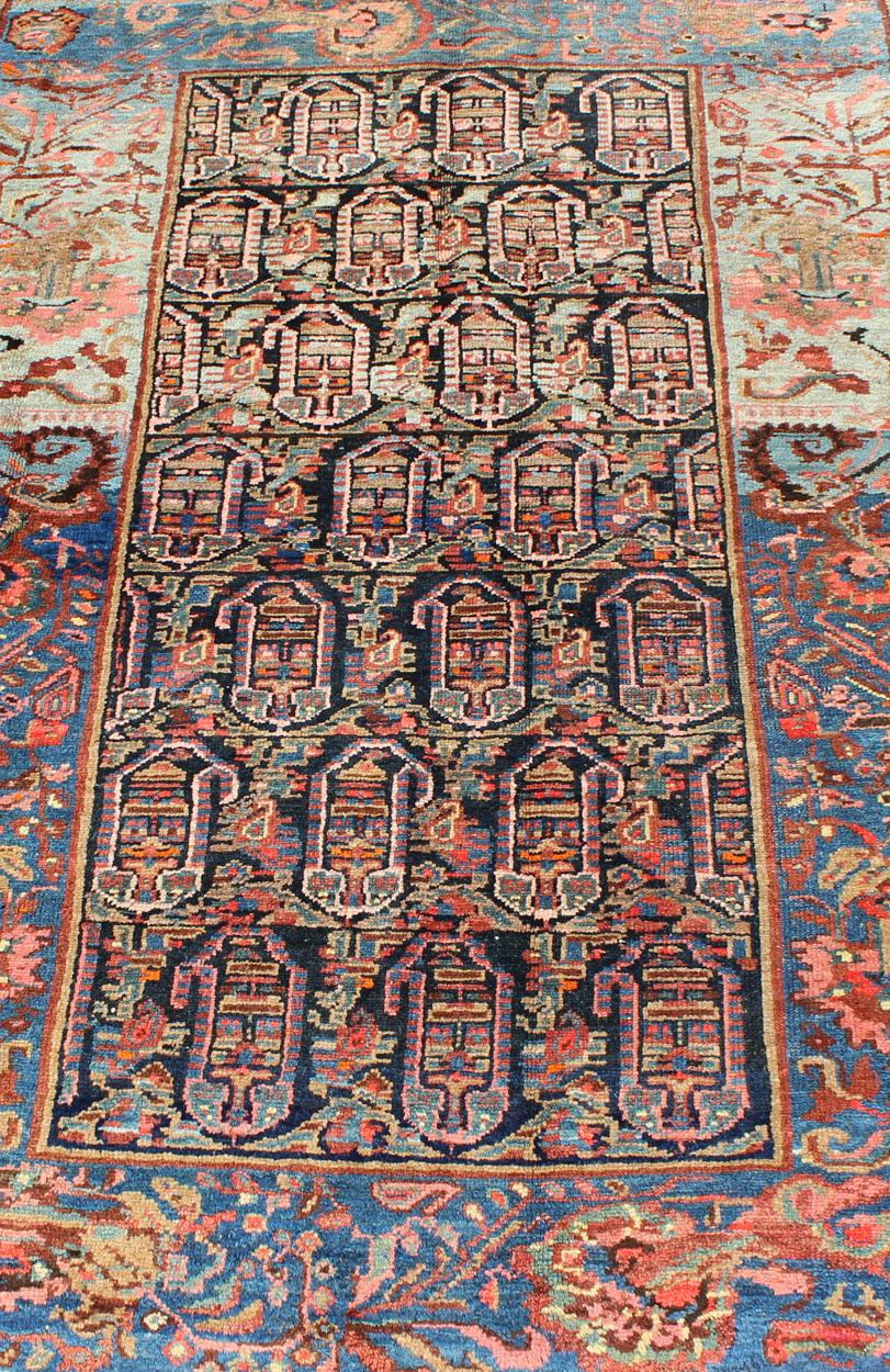 Tapis persan ancien coloré et unique avec un design géométrique sur toute sa surface en vente 2