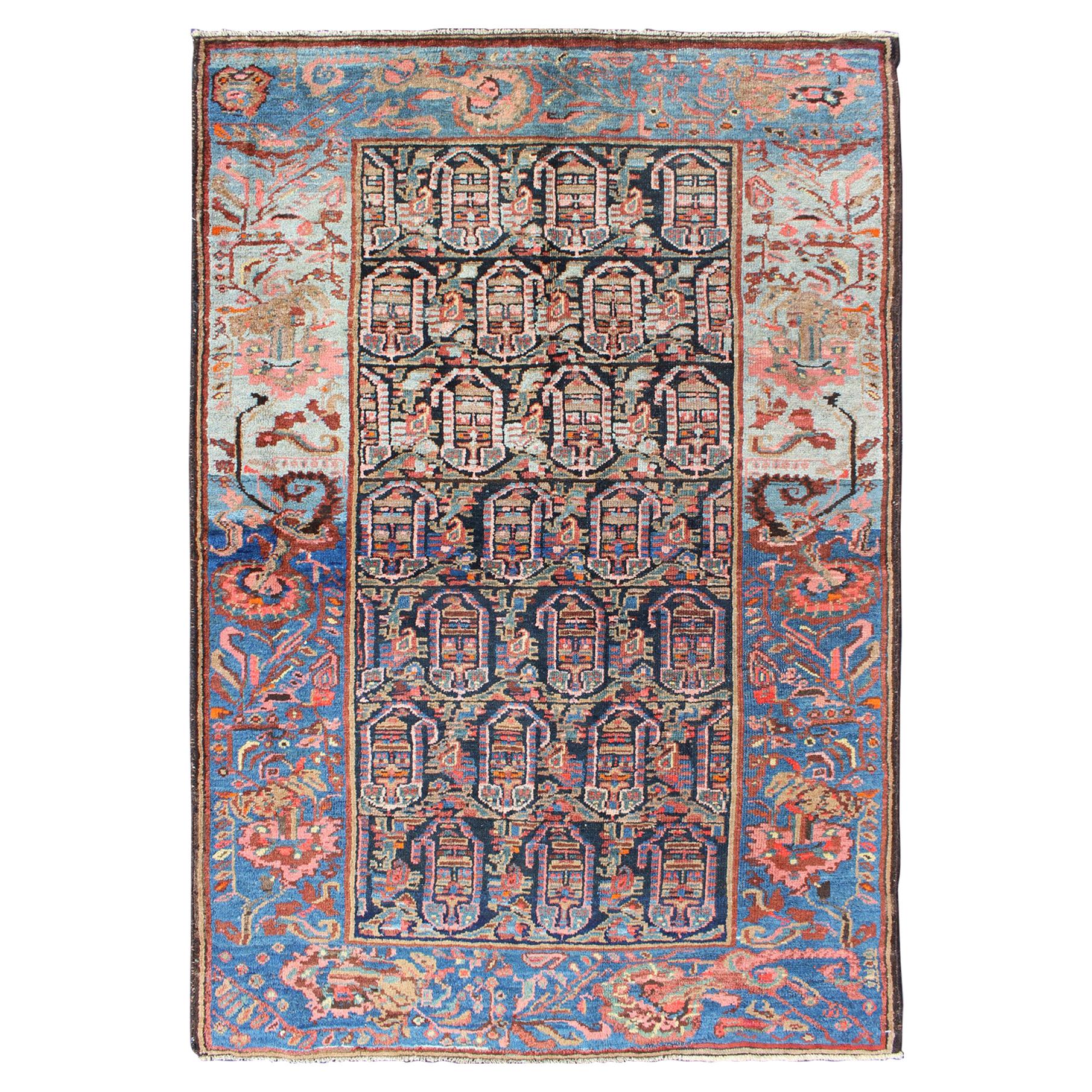 Tapis persan ancien coloré et unique avec un design géométrique sur toute sa surface