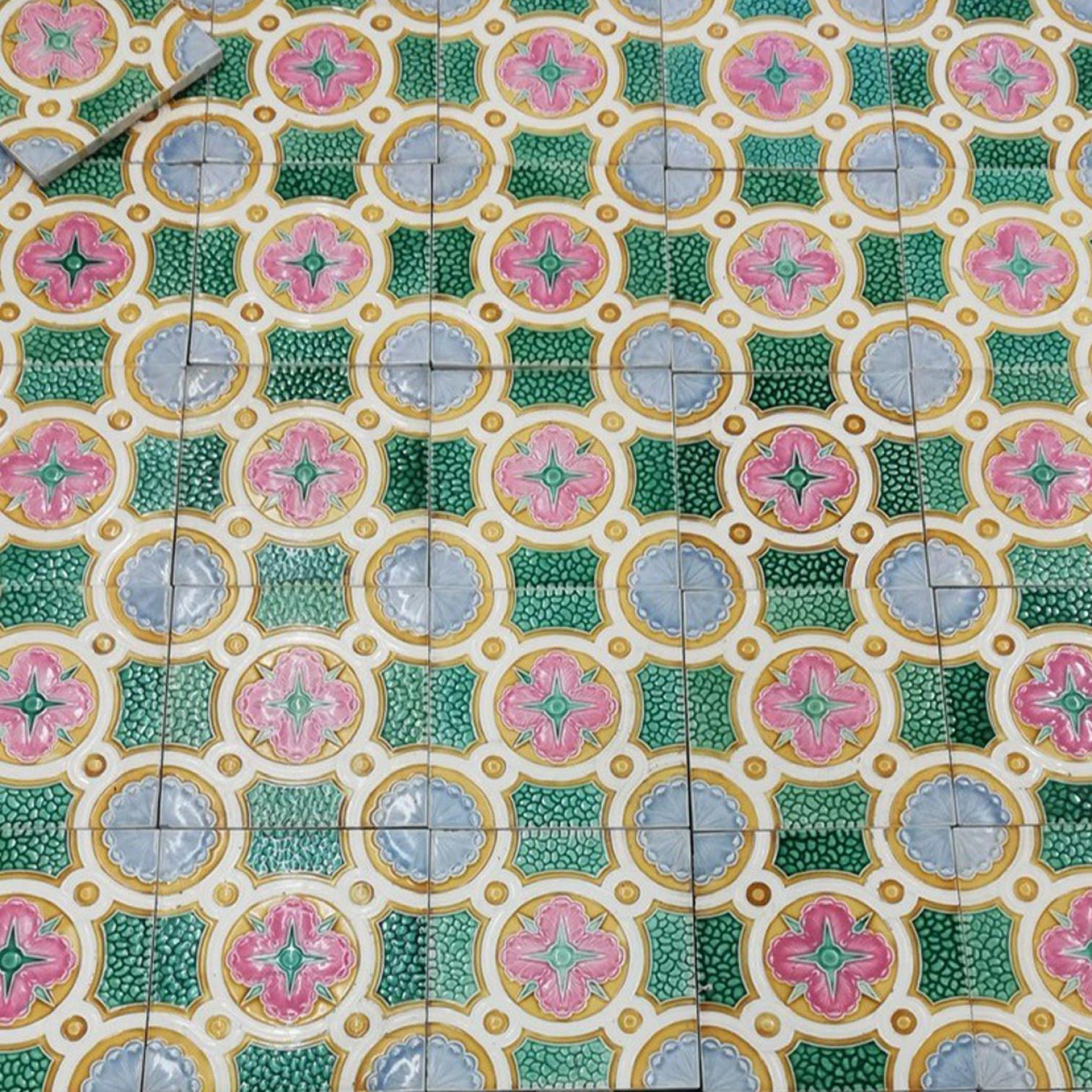 carreaux de céramique anciens colorés de la Faïencerie de Bouffioulx, Belgique, années 1920 en vente 2