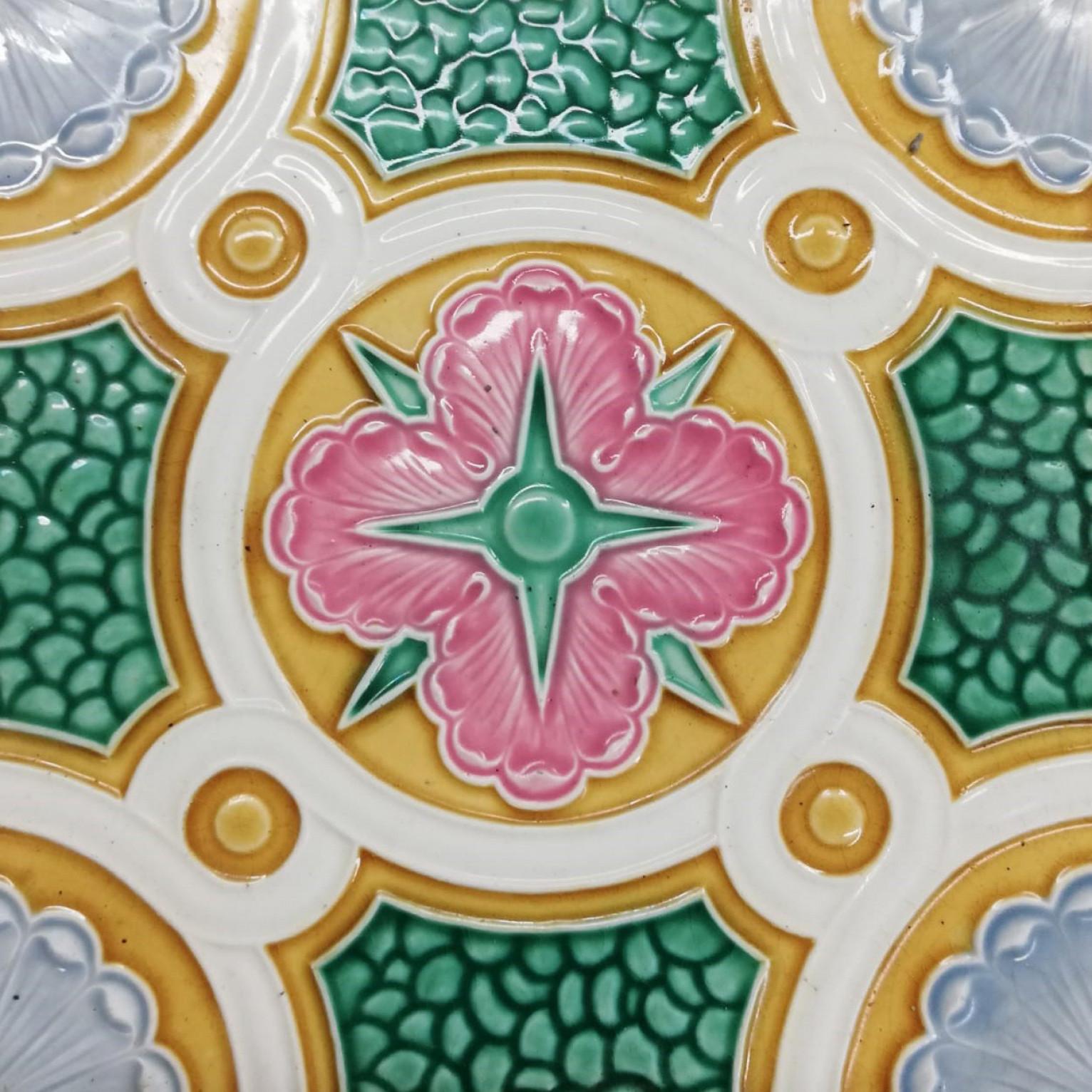 Des carreaux de céramique faits à la main, très colorés et uniques. Fabriqué par Faiencerie de Bouffioulx, Belgique, années 1920
Motif stylisé dans de magnifiques couleurs vives : vert, rose, ocre et bleu clair/gris. Ces carreaux seraient charmants