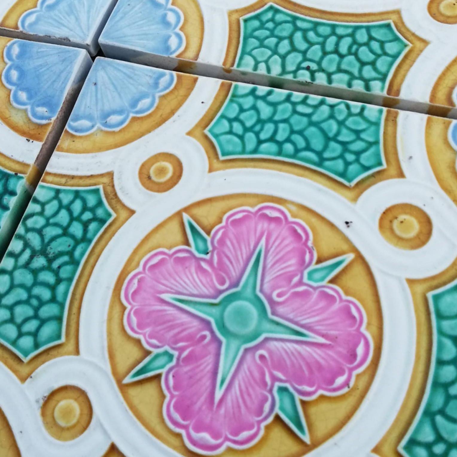 carreaux de céramique anciens colorés de la Faïencerie de Bouffioulx, Belgique, années 1920 Bon état - En vente à Rijssen, NL