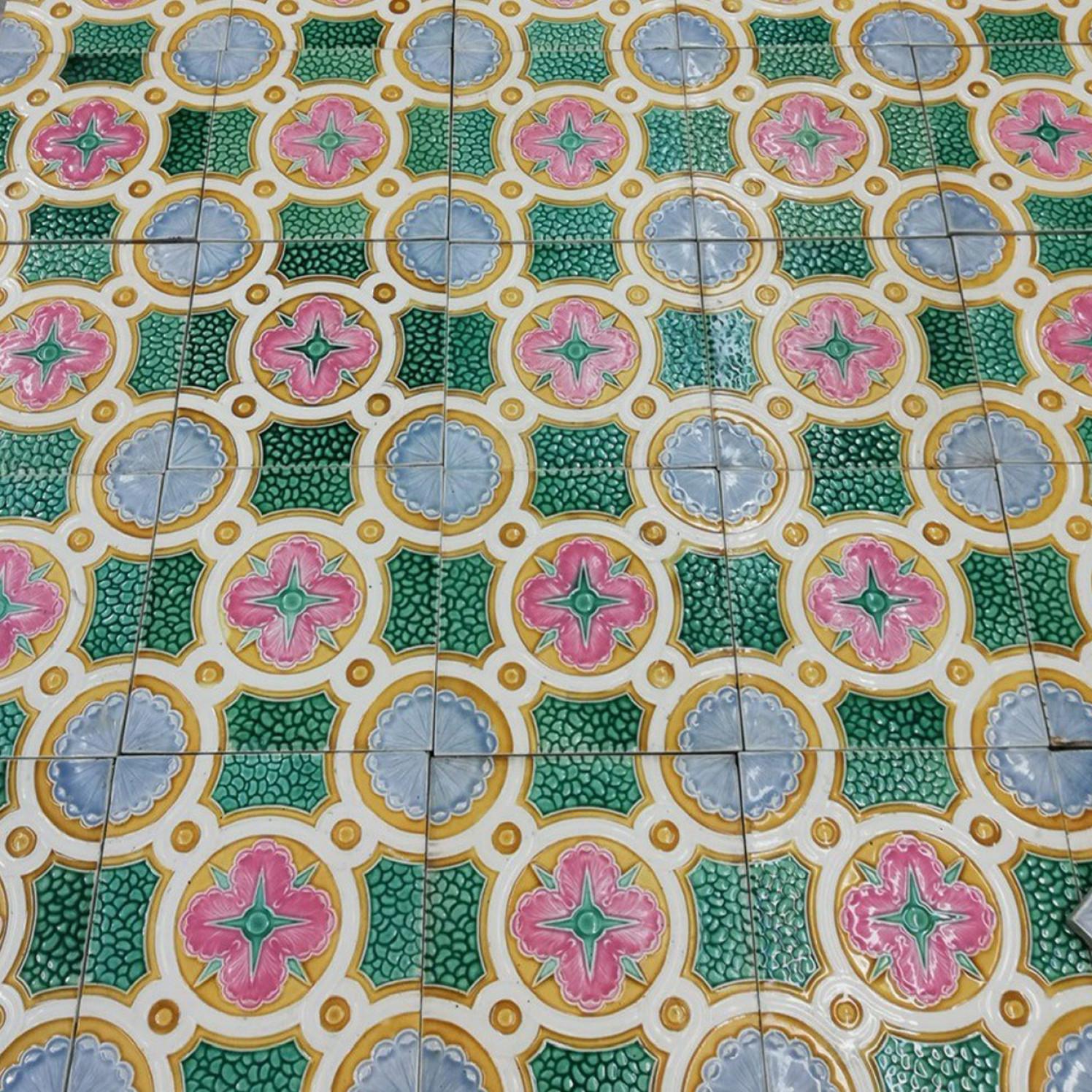 Début du 20ème siècle carreaux de céramique anciens colorés de la Faïencerie de Bouffioulx, Belgique, années 1920 en vente