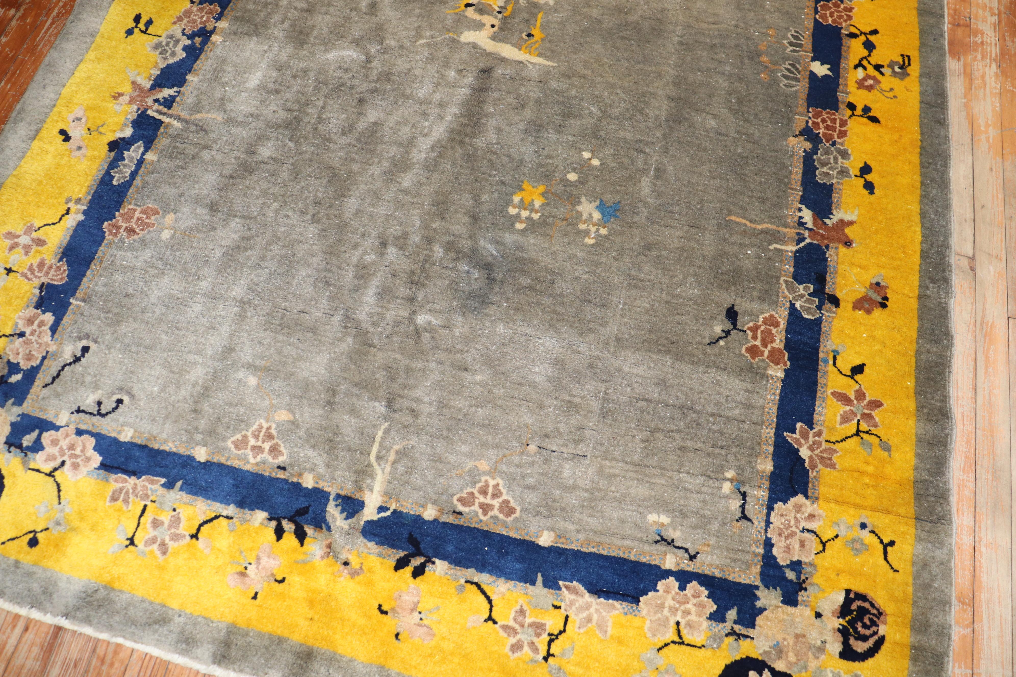 Tapis chinois de taille intermédiaire à poil plein, datant du deuxième quart du XXe siècle, avec une bordure jaune vif et un champ gris. Des couleurs très uniques et en excellent état.

Mesures : 6' x 8'7''.