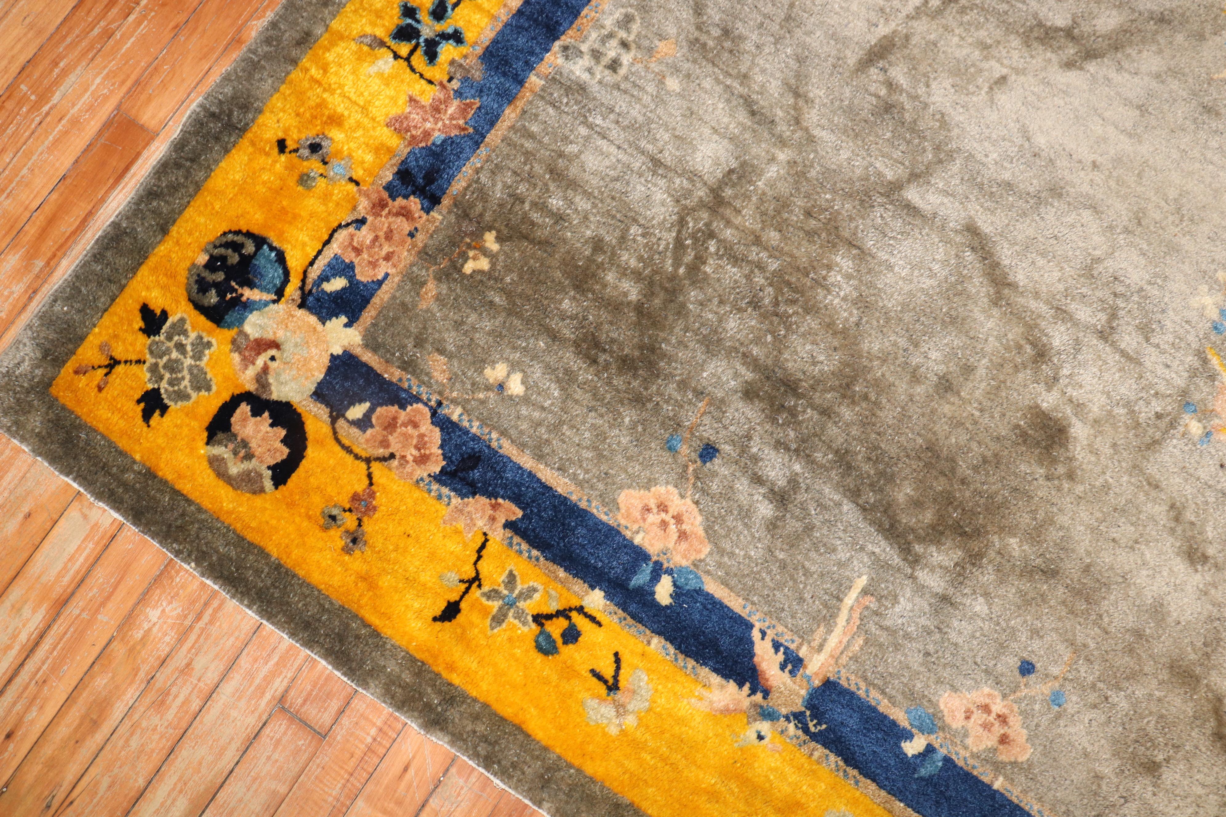 Tapis chinois ancien et coloré de Pékin Bon état - En vente à New York, NY