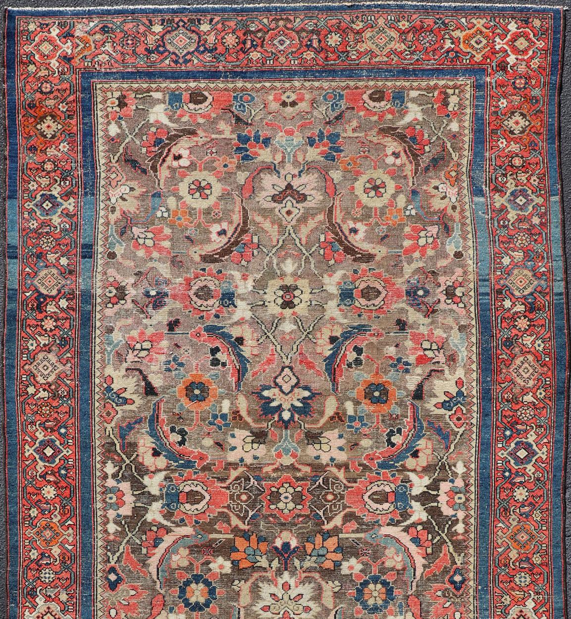 Tappeto persiano antico Malayer colorato con marrone chiaro, cammello, blu, salmone, verde e rosso con disegno all-over. Rug/R20-0901

Questo antico tappeto persiano Malayer presenta un disegno tradizionale con proporzioni, colori e motivi che si