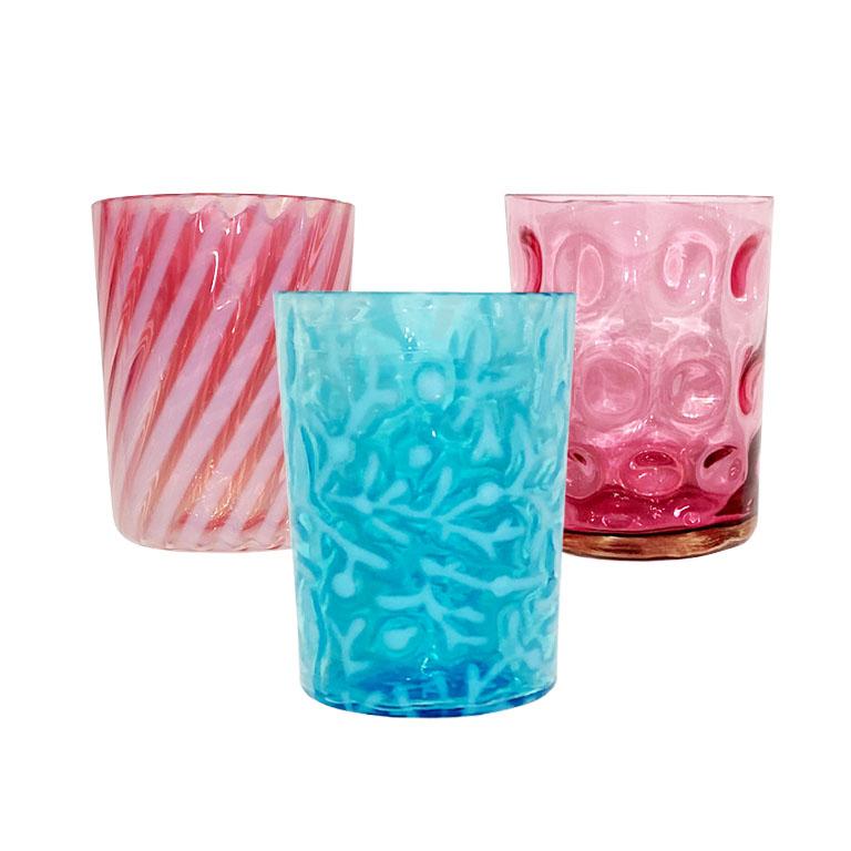 Un juego de tres vasos Hobbs en azul alga, rubí y arándano destellante. Este juego de tres vintage difícil de encontrar será un gran complemento para un bar. Fabricado en la década de 1890. 

Dimensiones:
2,75