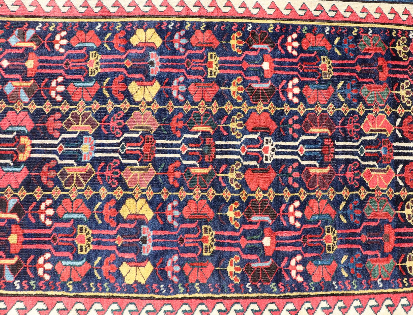 Runner lungo Kazak antico e colorato con motivi multi geometrici su campo blu in vendita 2