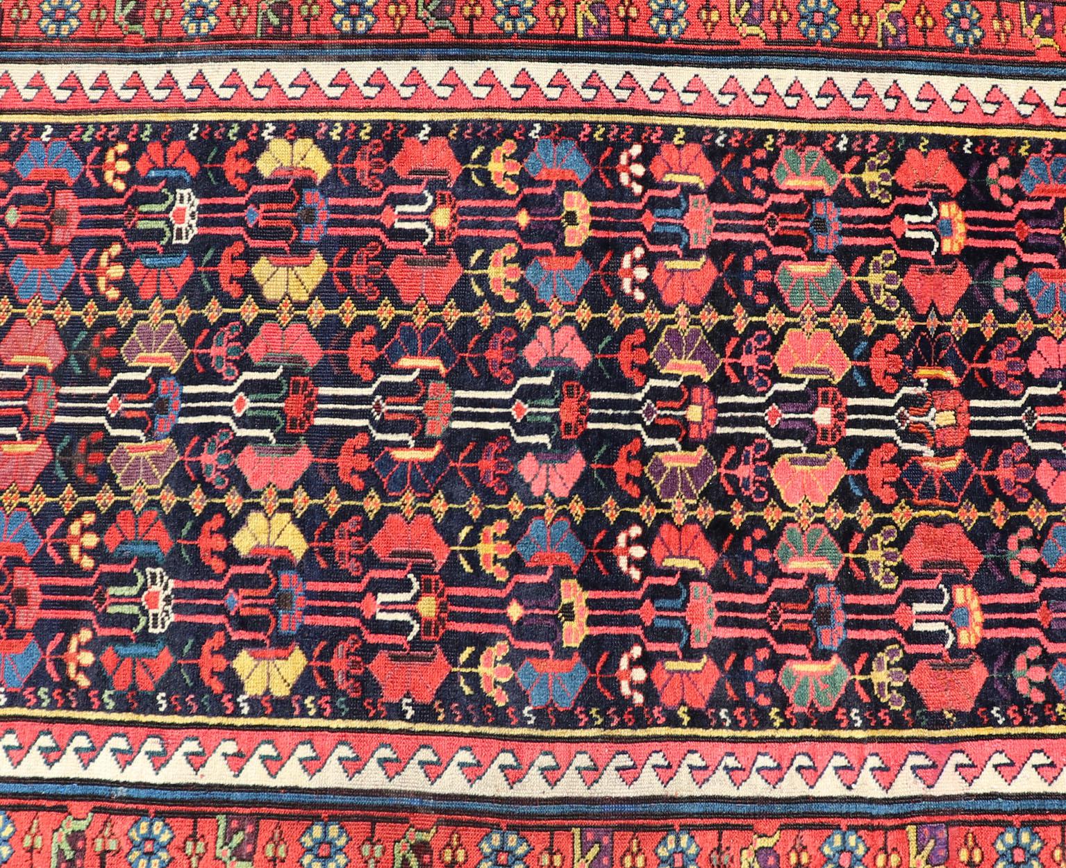 Runner lungo Kazak antico e colorato con motivi multi geometrici su campo blu in vendita 3
